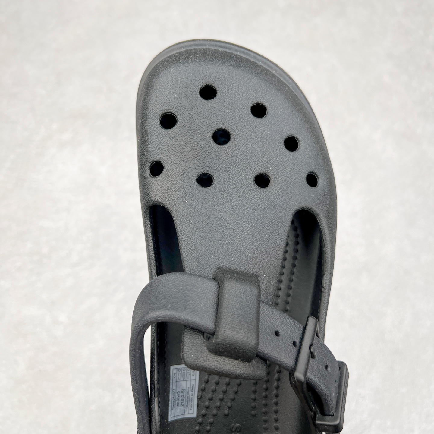 图片[4]-＃DG莞产 Crocs Classic Clog 卡骆驰经典简约休闲沙滩洞洞拖鞋凉鞋 玛丽珍款 透明防水袋包装 注意配件需单独购买 超轻Croslite专利材料打造 鞋面更加耐用易清洗 该鞋款轻盈舒适 2002年 经典克骆格诞生 秉承外形简单 穿着舒适的初衷 不断为消费者带来舒适的穿着体验 穿出“趣”味 鞋面洞洞可搭彰显个性的智必星 一鞋两穿 可调节式后跟带增添鞋身的稳固性能 放前面变成愜意舒适的凉拖 放后面行走跑跳更加稳妥 Croslite ™材料 封闭式细胞树脂 能够在体温作用下自动变形以适应脚部形状 涉水性优秀的同时易于清洁 抓地力强 不易打滑 Crocs的核心理念：轻便 灵活 全方位的舒适感 同步官方尺码：M4（36-37） M5（37-38）M6（38-39）M7（39-40）M8（41-42）M9（42-43）M10（43-44）M11（45-46）-选品中心