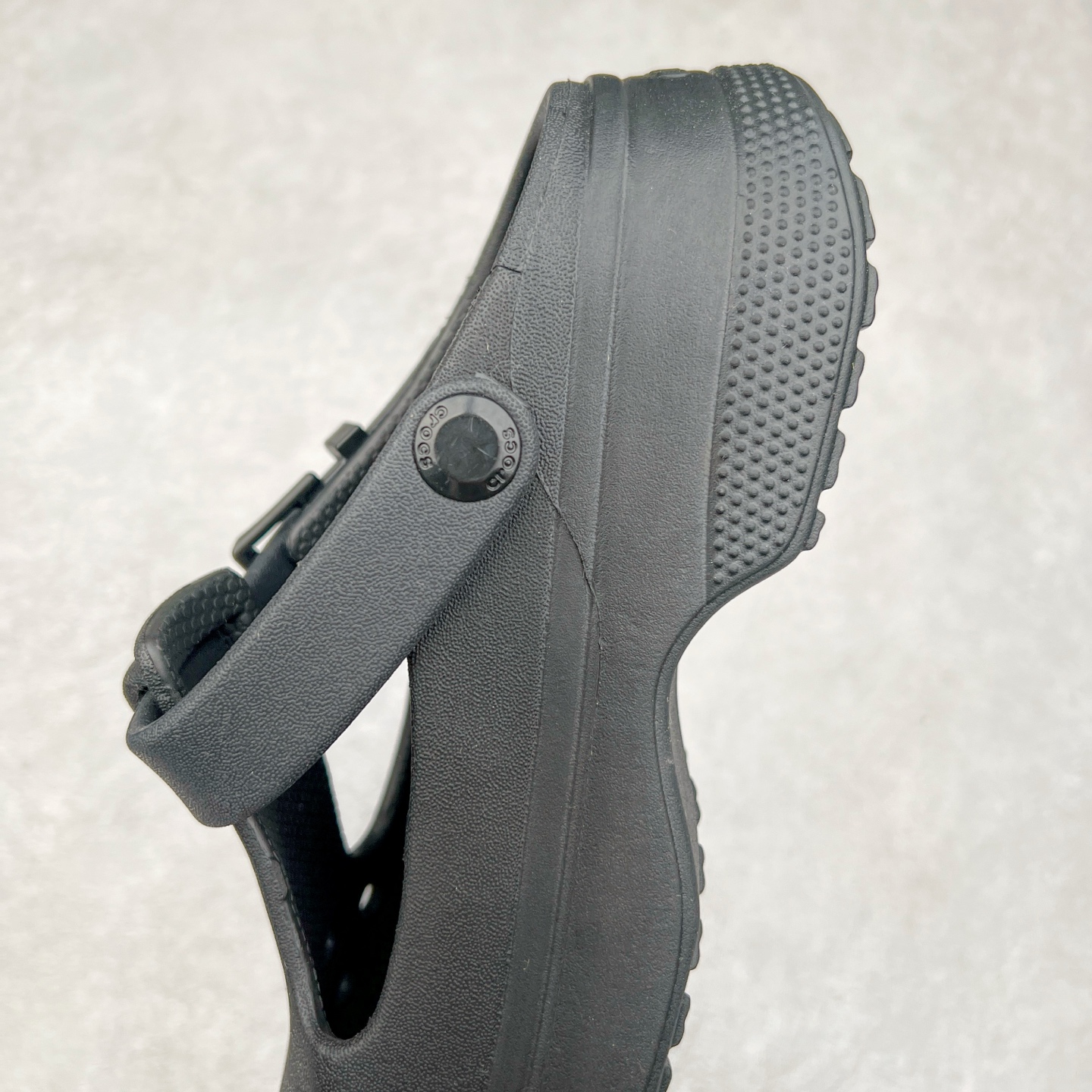 图片[7]-＃DG莞产 Crocs Classic Clog 卡骆驰经典简约休闲沙滩洞洞拖鞋凉鞋 玛丽珍款 透明防水袋包装 注意配件需单独购买 超轻Croslite专利材料打造 鞋面更加耐用易清洗 该鞋款轻盈舒适 2002年 经典克骆格诞生 秉承外形简单 穿着舒适的初衷 不断为消费者带来舒适的穿着体验 穿出“趣”味 鞋面洞洞可搭彰显个性的智必星 一鞋两穿 可调节式后跟带增添鞋身的稳固性能 放前面变成愜意舒适的凉拖 放后面行走跑跳更加稳妥 Croslite ™材料 封闭式细胞树脂 能够在体温作用下自动变形以适应脚部形状 涉水性优秀的同时易于清洁 抓地力强 不易打滑 Crocs的核心理念：轻便 灵活 全方位的舒适感 同步官方尺码：M4（36-37） M5（37-38）M6（38-39）M7（39-40）M8（41-42）M9（42-43）M10（43-44）M11（45-46）-选品中心