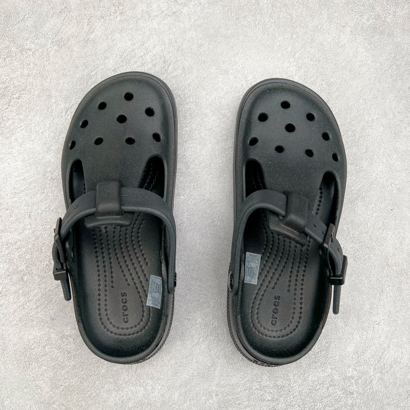 图片[3]-＃DG莞产 Crocs Classic Clog 卡骆驰经典简约休闲沙滩洞洞拖鞋凉鞋 玛丽珍款 透明防水袋包装 注意配件需单独购买 超轻Croslite专利材料打造 鞋面更加耐用易清洗 该鞋款轻盈舒适 2002年 经典克骆格诞生 秉承外形简单 穿着舒适的初衷 不断为消费者带来舒适的穿着体验 穿出“趣”味 鞋面洞洞可搭彰显个性的智必星 一鞋两穿 可调节式后跟带增添鞋身的稳固性能 放前面变成愜意舒适的凉拖 放后面行走跑跳更加稳妥 Croslite ™材料 封闭式细胞树脂 能够在体温作用下自动变形以适应脚部形状 涉水性优秀的同时易于清洁 抓地力强 不易打滑 Crocs的核心理念：轻便 灵活 全方位的舒适感 同步官方尺码：M4（36-37） M5（37-38）M6（38-39）M7（39-40）M8（41-42）M9（42-43）M10（43-44）M11（45-46）-选品中心