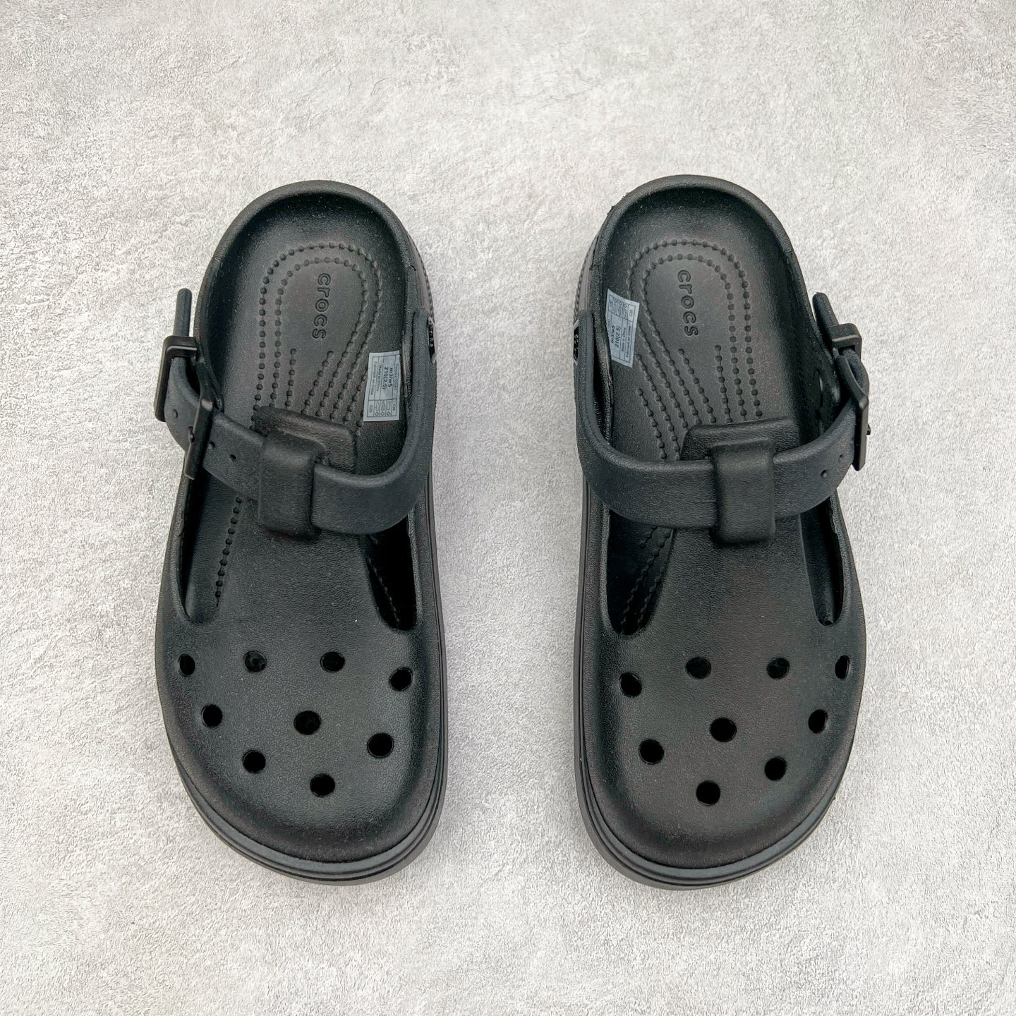 图片[2]-＃DG莞产 Crocs Classic Clog 卡骆驰经典简约休闲沙滩洞洞拖鞋凉鞋 玛丽珍款 透明防水袋包装 注意配件需单独购买 超轻Croslite专利材料打造 鞋面更加耐用易清洗 该鞋款轻盈舒适 2002年 经典克骆格诞生 秉承外形简单 穿着舒适的初衷 不断为消费者带来舒适的穿着体验 穿出“趣”味 鞋面洞洞可搭彰显个性的智必星 一鞋两穿 可调节式后跟带增添鞋身的稳固性能 放前面变成愜意舒适的凉拖 放后面行走跑跳更加稳妥 Croslite ™材料 封闭式细胞树脂 能够在体温作用下自动变形以适应脚部形状 涉水性优秀的同时易于清洁 抓地力强 不易打滑 Crocs的核心理念：轻便 灵活 全方位的舒适感 同步官方尺码：M4（36-37） M5（37-38）M6（38-39）M7（39-40）M8（41-42）M9（42-43）M10（43-44）M11（45-46）-选品中心