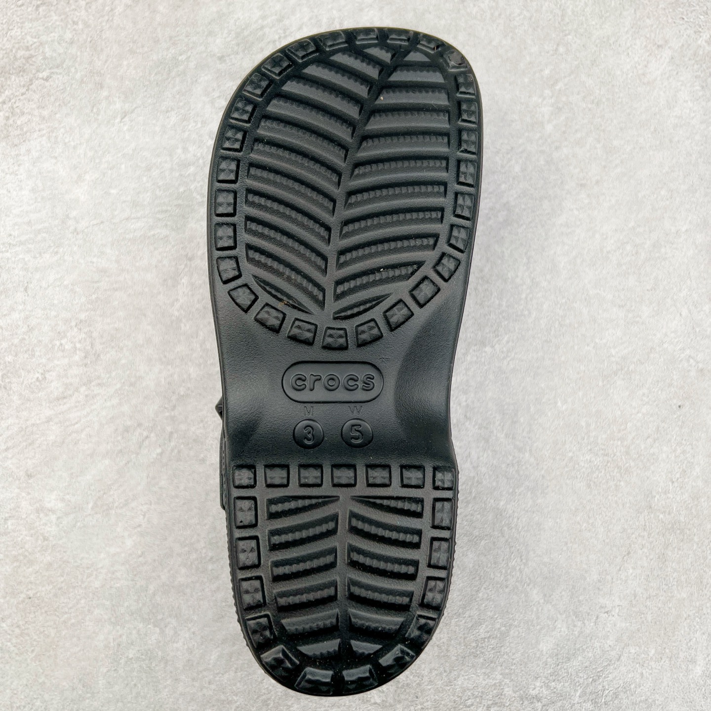 图片[9]-＃DG莞产 Crocs Classic Clog 卡骆驰经典简约休闲沙滩洞洞拖鞋凉鞋 玛丽珍款 透明防水袋包装 注意配件需单独购买 超轻Croslite专利材料打造 鞋面更加耐用易清洗 该鞋款轻盈舒适 2002年 经典克骆格诞生 秉承外形简单 穿着舒适的初衷 不断为消费者带来舒适的穿着体验 穿出“趣”味 鞋面洞洞可搭彰显个性的智必星 一鞋两穿 可调节式后跟带增添鞋身的稳固性能 放前面变成愜意舒适的凉拖 放后面行走跑跳更加稳妥 Croslite ™材料 封闭式细胞树脂 能够在体温作用下自动变形以适应脚部形状 涉水性优秀的同时易于清洁 抓地力强 不易打滑 Crocs的核心理念：轻便 灵活 全方位的舒适感 同步官方尺码：M4（36-37） M5（37-38）M6（38-39）M7（39-40）M8（41-42）M9（42-43）M10（43-44）M11（45-46）-选品中心