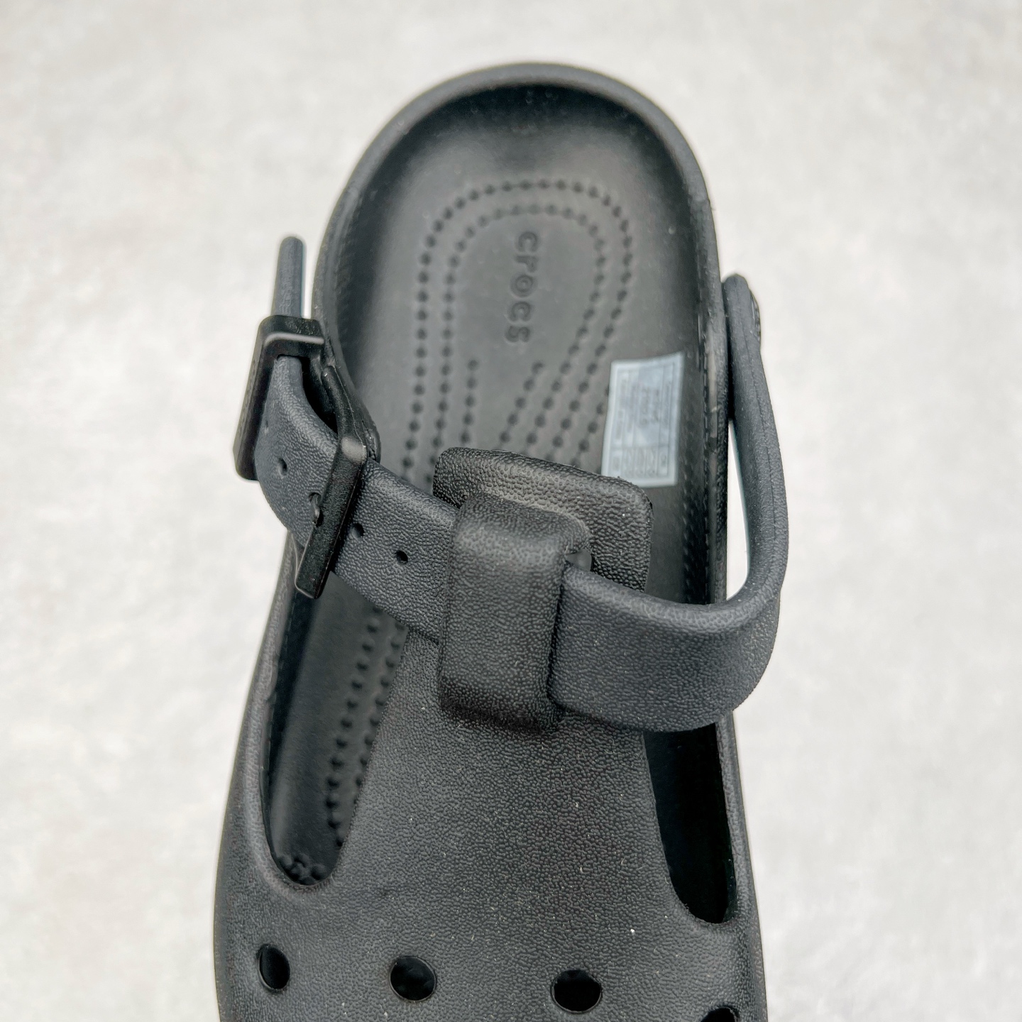 图片[5]-＃DG莞产 Crocs Classic Clog 卡骆驰经典简约休闲沙滩洞洞拖鞋凉鞋 玛丽珍款 透明防水袋包装 注意配件需单独购买 超轻Croslite专利材料打造 鞋面更加耐用易清洗 该鞋款轻盈舒适 2002年 经典克骆格诞生 秉承外形简单 穿着舒适的初衷 不断为消费者带来舒适的穿着体验 穿出“趣”味 鞋面洞洞可搭彰显个性的智必星 一鞋两穿 可调节式后跟带增添鞋身的稳固性能 放前面变成愜意舒适的凉拖 放后面行走跑跳更加稳妥 Croslite ™材料 封闭式细胞树脂 能够在体温作用下自动变形以适应脚部形状 涉水性优秀的同时易于清洁 抓地力强 不易打滑 Crocs的核心理念：轻便 灵活 全方位的舒适感 同步官方尺码：M4（36-37） M5（37-38）M6（38-39）M7（39-40）M8（41-42）M9（42-43）M10（43-44）M11（45-46）-选品中心