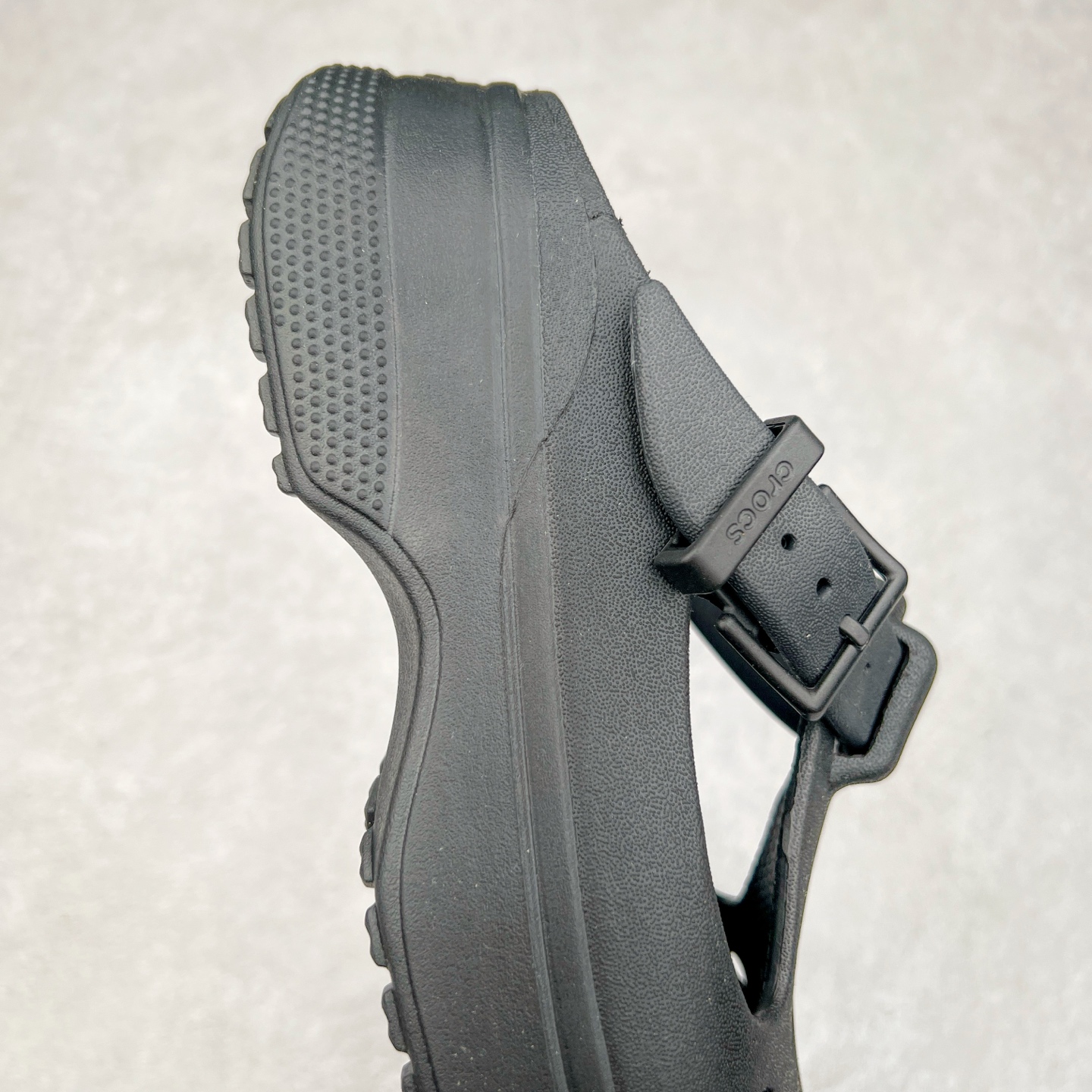 图片[6]-＃DG莞产 Crocs Classic Clog 卡骆驰经典简约休闲沙滩洞洞拖鞋凉鞋 玛丽珍款 透明防水袋包装 注意配件需单独购买 超轻Croslite专利材料打造 鞋面更加耐用易清洗 该鞋款轻盈舒适 2002年 经典克骆格诞生 秉承外形简单 穿着舒适的初衷 不断为消费者带来舒适的穿着体验 穿出“趣”味 鞋面洞洞可搭彰显个性的智必星 一鞋两穿 可调节式后跟带增添鞋身的稳固性能 放前面变成愜意舒适的凉拖 放后面行走跑跳更加稳妥 Croslite ™材料 封闭式细胞树脂 能够在体温作用下自动变形以适应脚部形状 涉水性优秀的同时易于清洁 抓地力强 不易打滑 Crocs的核心理念：轻便 灵活 全方位的舒适感 同步官方尺码：M4（36-37） M5（37-38）M6（38-39）M7（39-40）M8（41-42）M9（42-43）M10（43-44）M11（45-46）-选品中心