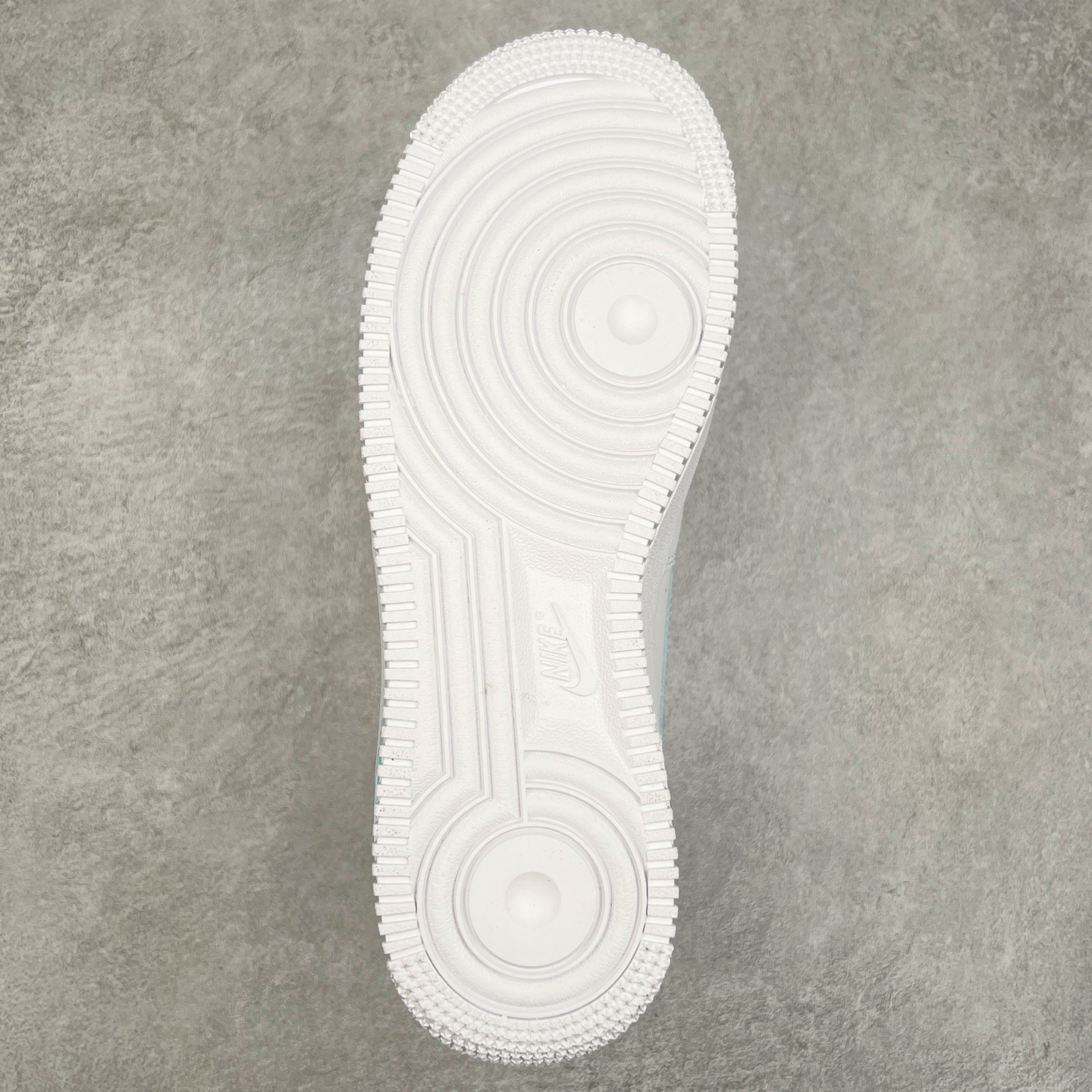 图片[9]-NK Air Force 1´07 Low 空军一号低帮百搭休闲运动板鞋 CQ2288-801 柔软、弹性十足的缓震性能和出色的中底设计 横跨复古与现代的外型结合 造就出风靡全球 三十多年的Force 1 直到今天还深受青睐 实拍调校N版已经零色差零失真 百分百还原实物色彩所见即所得 不存在货不对板色差等低级问题 选购参考实物拍摄 不混卖不参货 只用心做好货严格选品 承诺混一赔十 尺码：36 36.5 37.5 38 38.5 39 40 40.5 41 42 42.5 43 44 44.5 45-选品中心