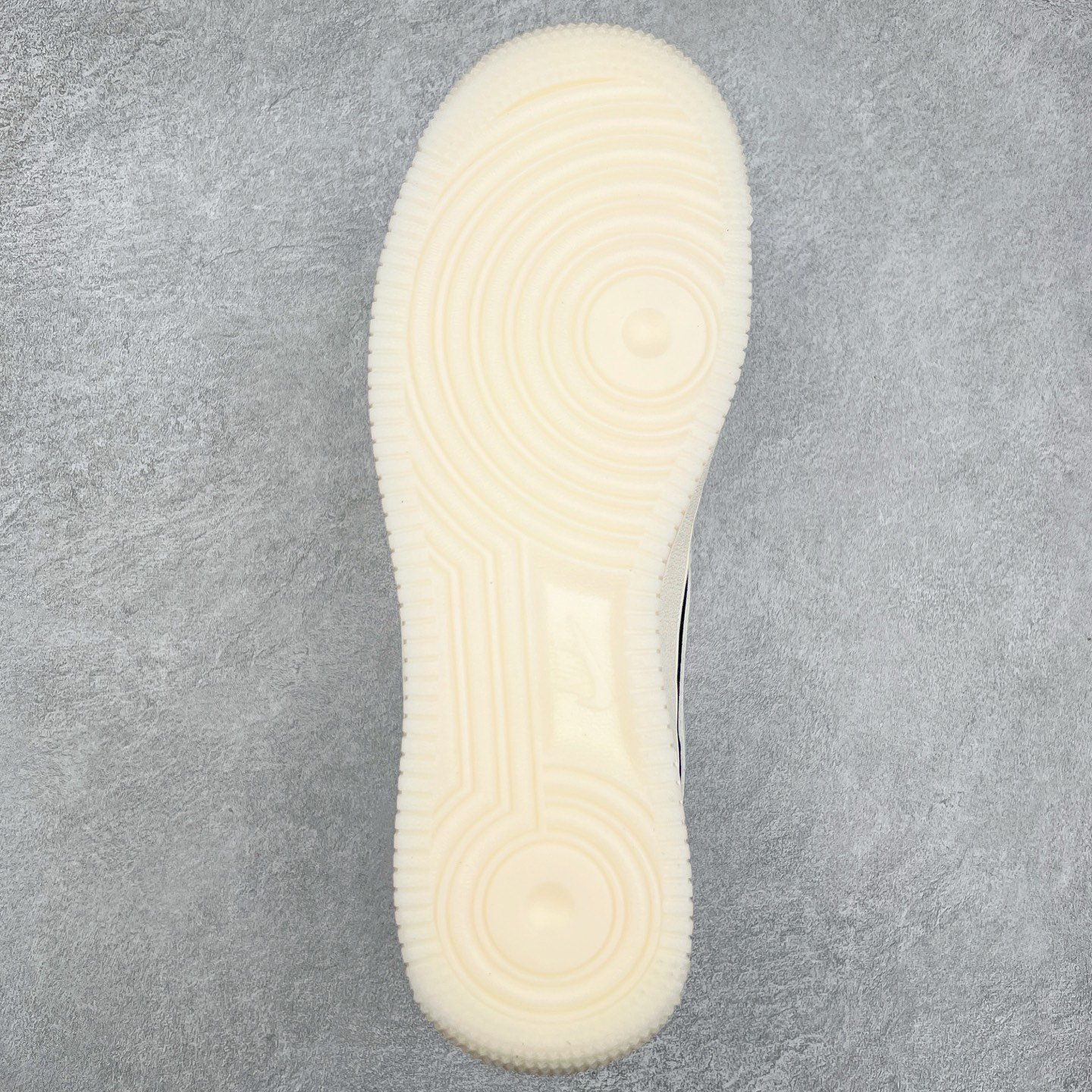 图片[9]-NK Air Force 1´07 Low 空军一号低帮百搭休闲运动板鞋 XZ6188-715 柔软、弹性十足的缓震性能和出色的中底设计 横跨复古与现代的外型结合 造就出风靡全球 三十多年的Force 1 直到今天还深受青睐 实拍调校N版已经零色差零失真 百分百还原实物色彩所见即所得 不存在货不对板色差等低级问题 选购参考实物拍摄 不混卖不参货 只用心做好货严格选品 承诺混一赔十 尺码：36 36.5 37.5 38 38.5 39 40 40.5 41 42 42.5 43 44 44.5 45-选品中心