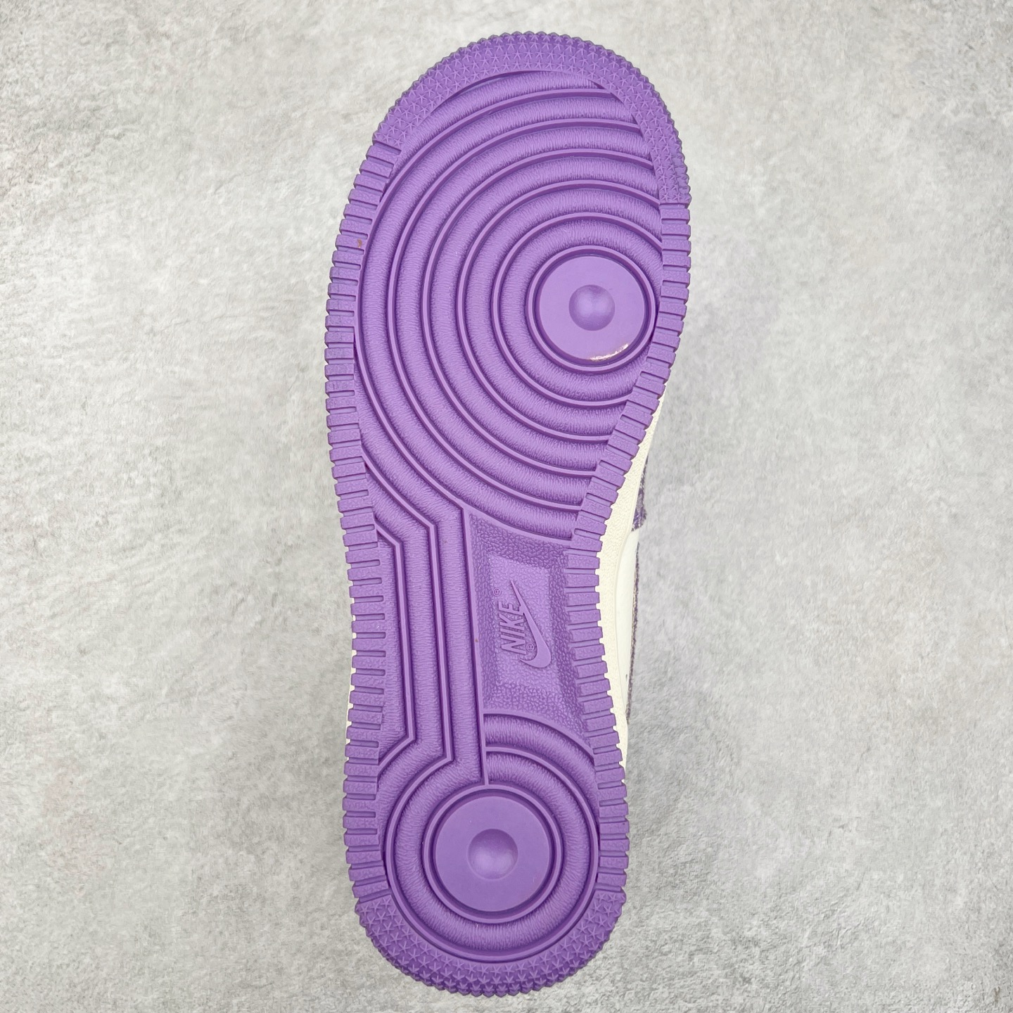 图片[9]-NK Air Force 1´07 Low 空军一号低帮百搭休闲运动板鞋 BD7700-220 柔软、弹性十足的缓震性能和出色的中底设计 横跨复古与现代的外型结合 造就出风靡全球 三十多年的Force 1 直到今天还深受青睐 实拍调校N版已经零色差零失真 百分百还原实物色彩所见即所得 不存在货不对板色差等低级问题 选购参考实物拍摄 不混卖不参货 只用心做好货严格选品 承诺混一赔十 尺码：36 36.5 37.5 38 38.5 39 40 40.5 41 42 42.5 43 44 44.5 45-选品中心