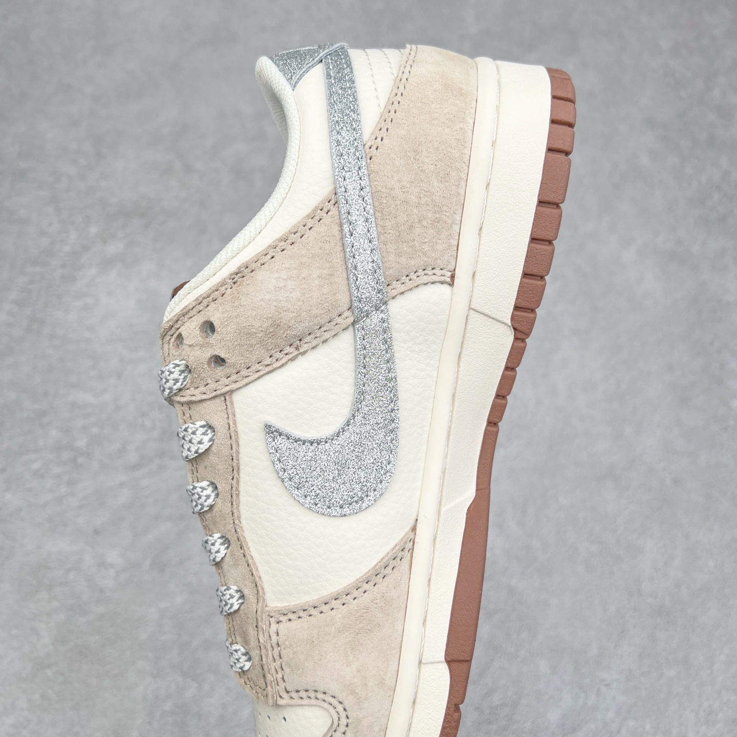 图片[7]-NK Dunk Low 定制配色 CF3688-013 大厂出品 极力推荐 原装头层材料 独家版型蒸餾加工帶來的是更好的视觉和脚感体验大厂纯原品质出货 清洁度 电绣工艺 皮料切割干净无任何毛边 细节完美 实拍调校N版已经零色差零失真 百分百还原实物色彩所见即所得 不存在货不对板色差等低级问题 选购参考实物拍摄 不混卖不参货 只用心做好货严格选品 承诺混一赔十 尺码：36 36.5 37.5 38 38.5 39 40 40.5 41 42 42.5 43 44 44.5 45-选品中心