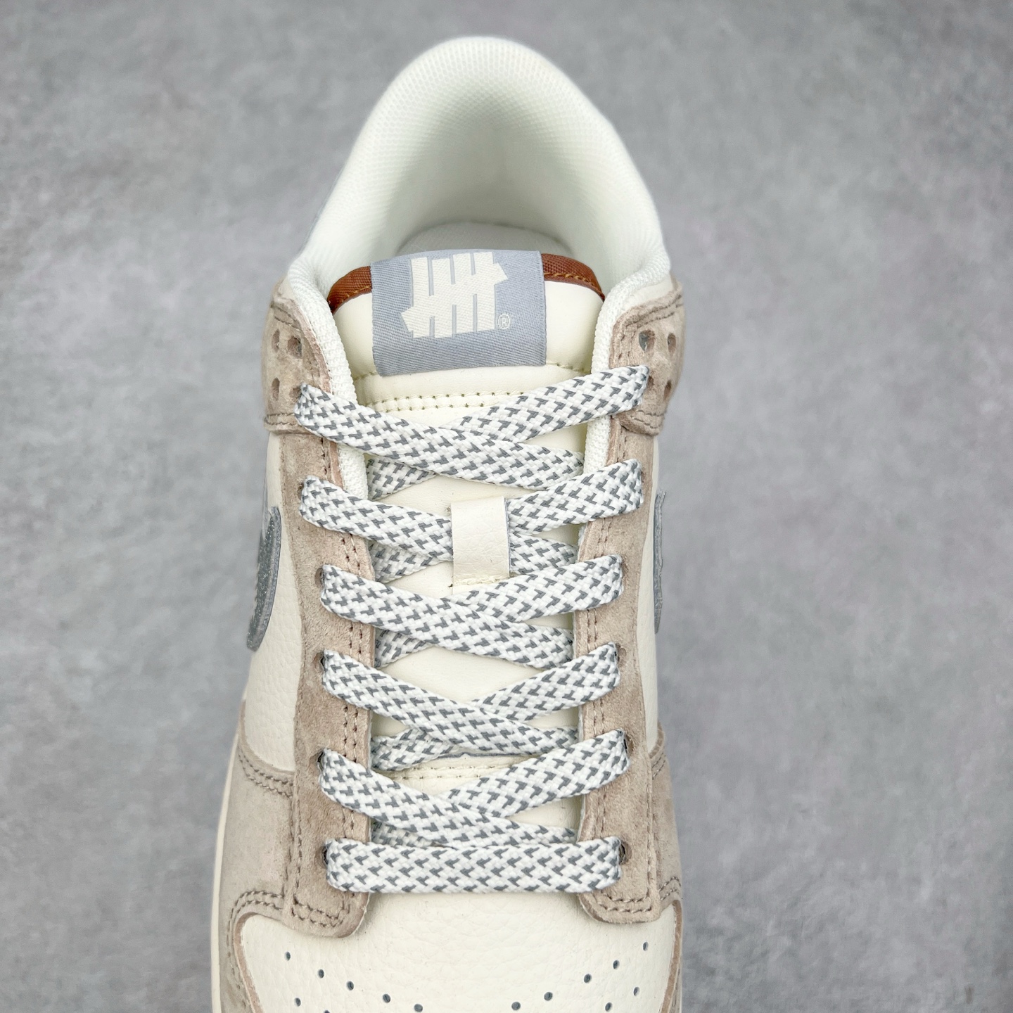 图片[5]-NK Dunk Low 定制配色 CF3688-013 大厂出品 极力推荐 原装头层材料 独家版型蒸餾加工帶來的是更好的视觉和脚感体验大厂纯原品质出货 清洁度 电绣工艺 皮料切割干净无任何毛边 细节完美 实拍调校N版已经零色差零失真 百分百还原实物色彩所见即所得 不存在货不对板色差等低级问题 选购参考实物拍摄 不混卖不参货 只用心做好货严格选品 承诺混一赔十 尺码：36 36.5 37.5 38 38.5 39 40 40.5 41 42 42.5 43 44 44.5 45-选品中心