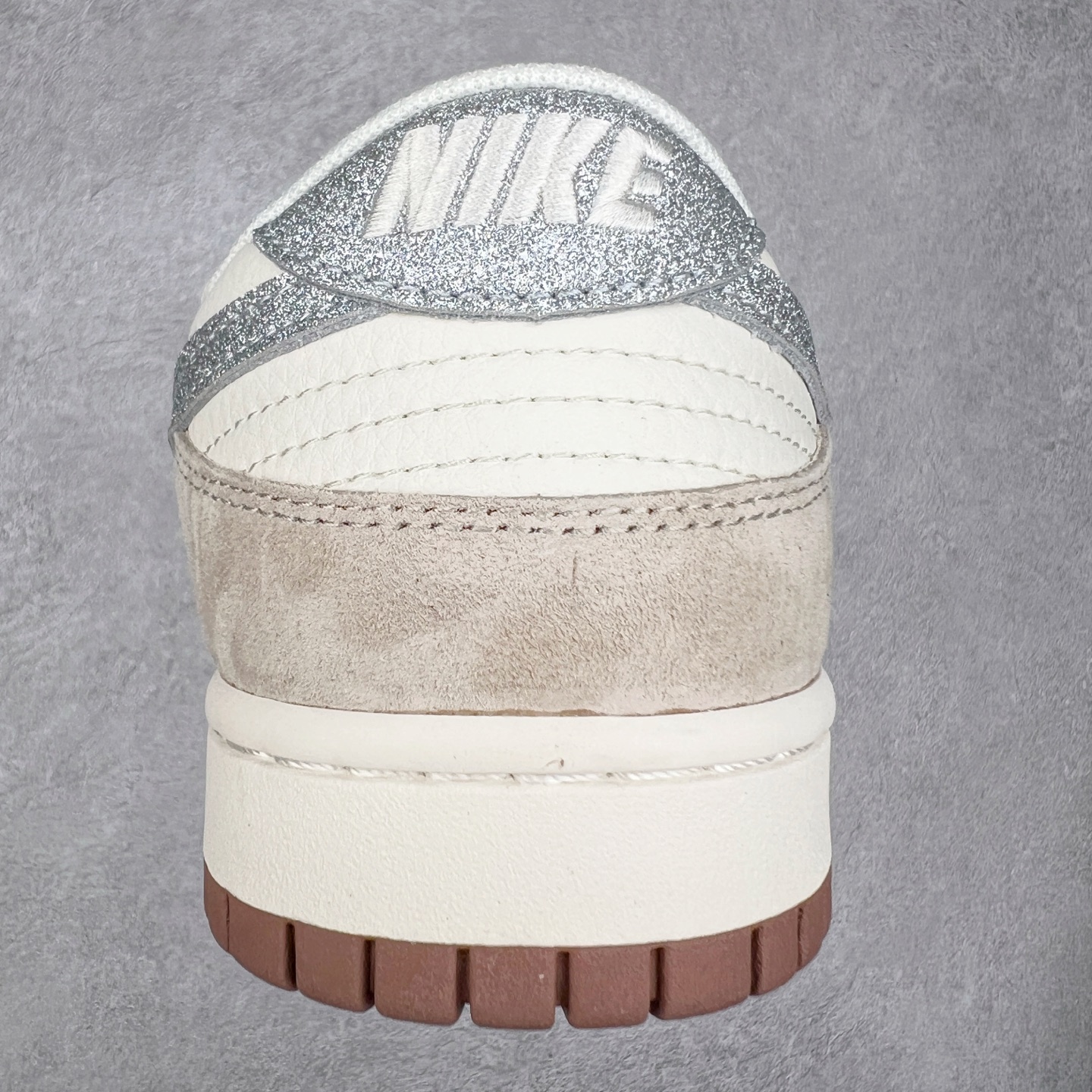 图片[8]-NK Dunk Low 定制配色 CF3688-013 大厂出品 极力推荐 原装头层材料 独家版型蒸餾加工帶來的是更好的视觉和脚感体验大厂纯原品质出货 清洁度 电绣工艺 皮料切割干净无任何毛边 细节完美 实拍调校N版已经零色差零失真 百分百还原实物色彩所见即所得 不存在货不对板色差等低级问题 选购参考实物拍摄 不混卖不参货 只用心做好货严格选品 承诺混一赔十 尺码：36 36.5 37.5 38 38.5 39 40 40.5 41 42 42.5 43 44 44.5 45-选品中心