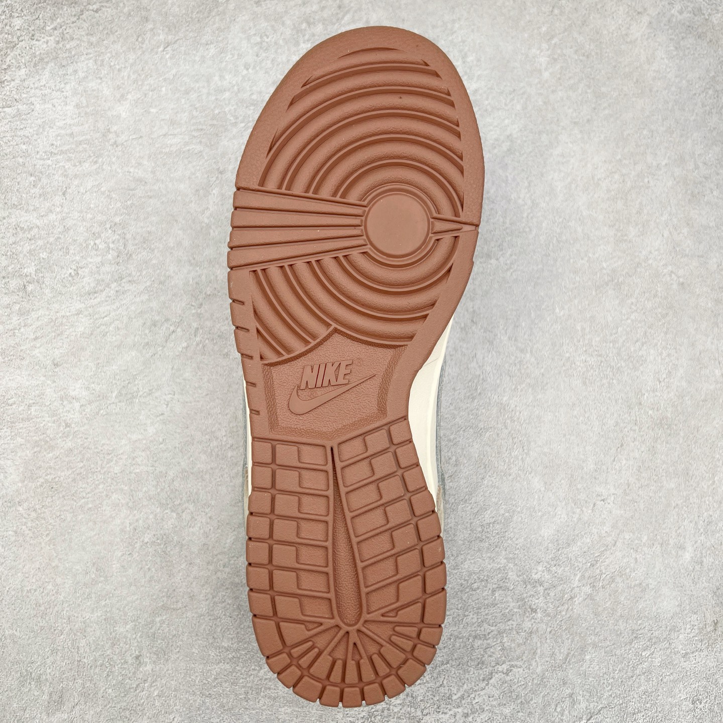 图片[9]-NK Dunk Low 定制配色 CF3688-013 大厂出品 极力推荐 原装头层材料 独家版型蒸餾加工帶來的是更好的视觉和脚感体验大厂纯原品质出货 清洁度 电绣工艺 皮料切割干净无任何毛边 细节完美 实拍调校N版已经零色差零失真 百分百还原实物色彩所见即所得 不存在货不对板色差等低级问题 选购参考实物拍摄 不混卖不参货 只用心做好货严格选品 承诺混一赔十 尺码：36 36.5 37.5 38 38.5 39 40 40.5 41 42 42.5 43 44 44.5 45-选品中心