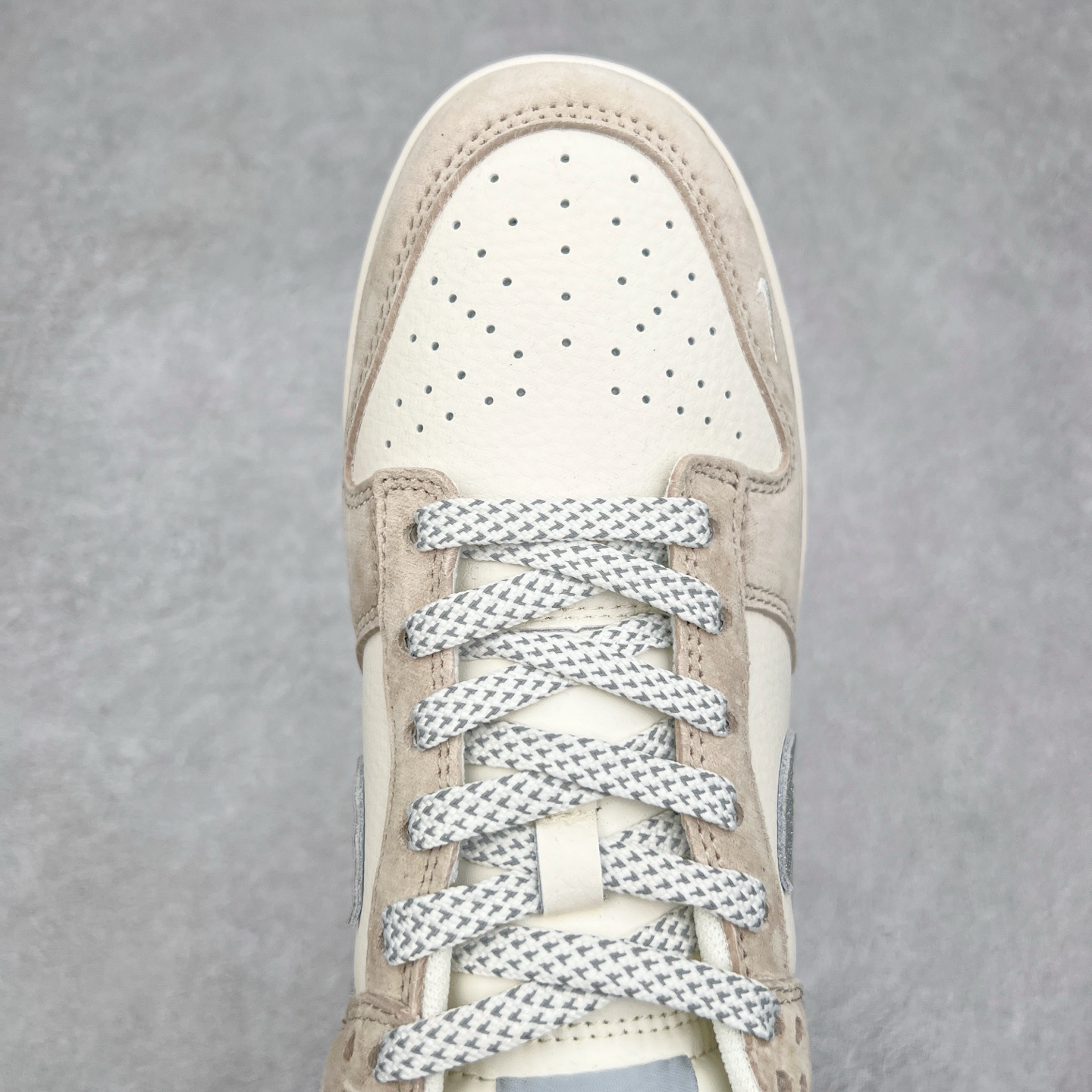 图片[4]-NK Dunk Low 定制配色 CF3688-013 大厂出品 极力推荐 原装头层材料 独家版型蒸餾加工帶來的是更好的视觉和脚感体验大厂纯原品质出货 清洁度 电绣工艺 皮料切割干净无任何毛边 细节完美 实拍调校N版已经零色差零失真 百分百还原实物色彩所见即所得 不存在货不对板色差等低级问题 选购参考实物拍摄 不混卖不参货 只用心做好货严格选品 承诺混一赔十 尺码：36 36.5 37.5 38 38.5 39 40 40.5 41 42 42.5 43 44 44.5 45-选品中心