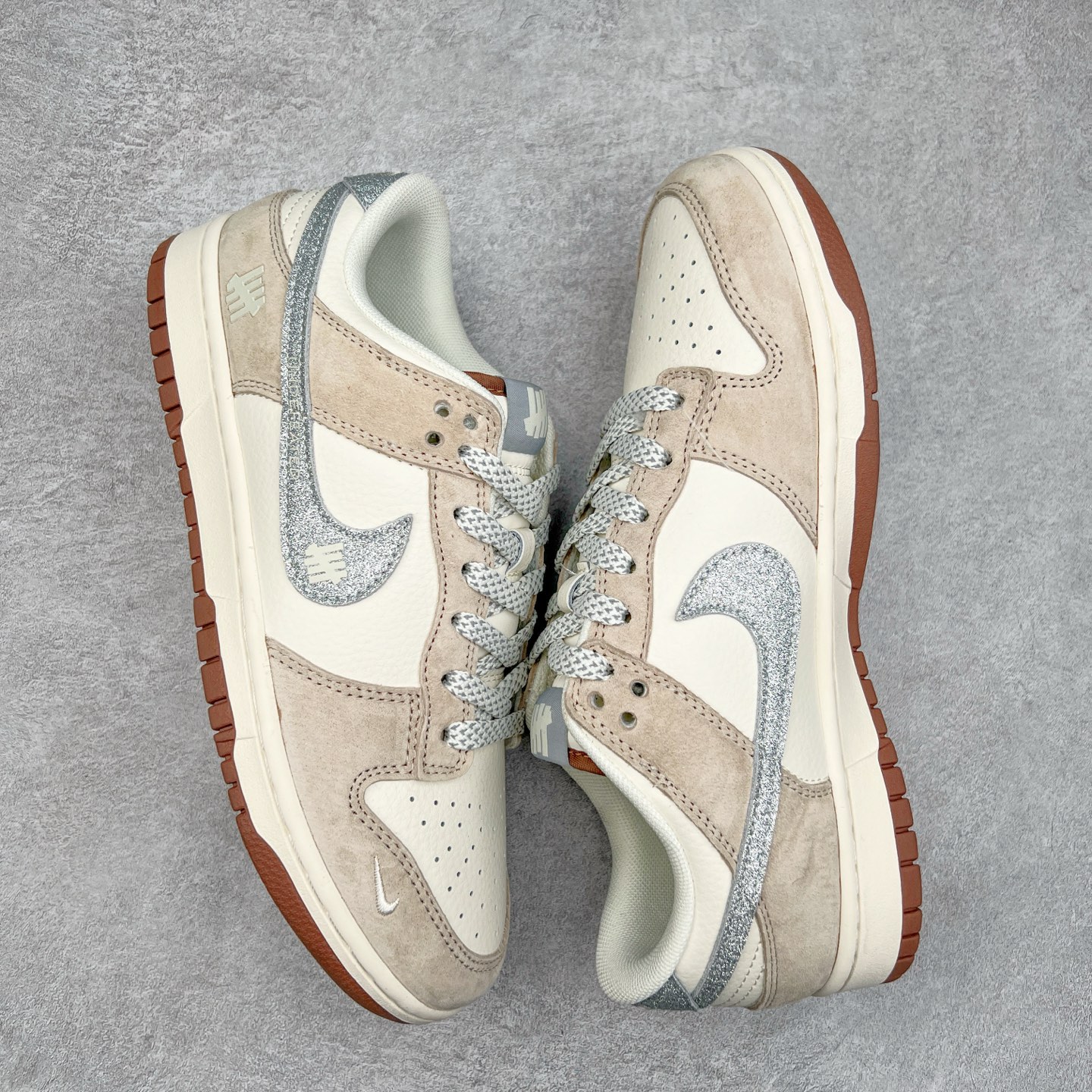 图片[3]-NK Dunk Low 定制配色 CF3688-013 大厂出品 极力推荐 原装头层材料 独家版型蒸餾加工帶來的是更好的视觉和脚感体验大厂纯原品质出货 清洁度 电绣工艺 皮料切割干净无任何毛边 细节完美 实拍调校N版已经零色差零失真 百分百还原实物色彩所见即所得 不存在货不对板色差等低级问题 选购参考实物拍摄 不混卖不参货 只用心做好货严格选品 承诺混一赔十 尺码：36 36.5 37.5 38 38.5 39 40 40.5 41 42 42.5 43 44 44.5 45-选品中心