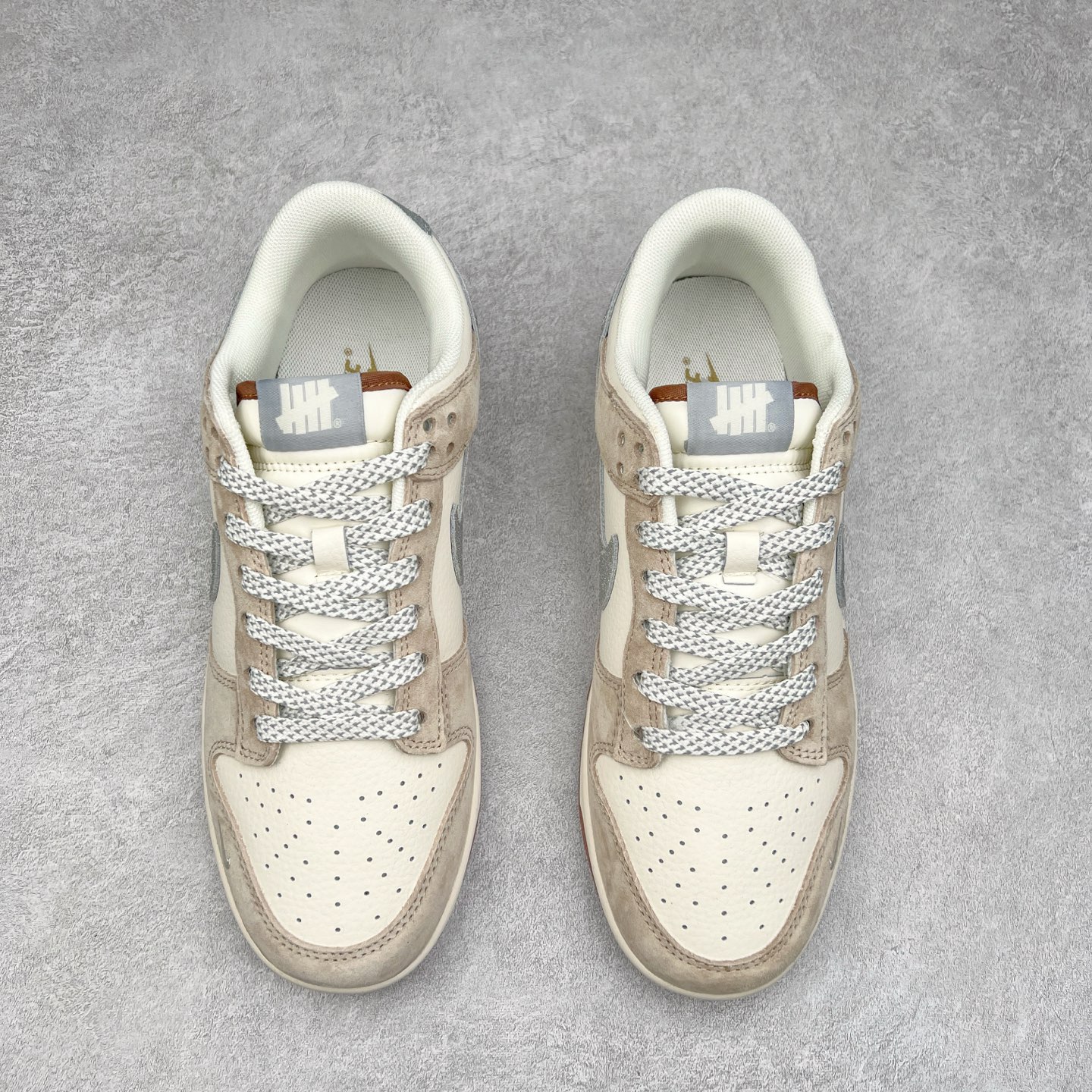 图片[2]-NK Dunk Low 定制配色 CF3688-013 大厂出品 极力推荐 原装头层材料 独家版型蒸餾加工帶來的是更好的视觉和脚感体验大厂纯原品质出货 清洁度 电绣工艺 皮料切割干净无任何毛边 细节完美 实拍调校N版已经零色差零失真 百分百还原实物色彩所见即所得 不存在货不对板色差等低级问题 选购参考实物拍摄 不混卖不参货 只用心做好货严格选品 承诺混一赔十 尺码：36 36.5 37.5 38 38.5 39 40 40.5 41 42 42.5 43 44 44.5 45-选品中心