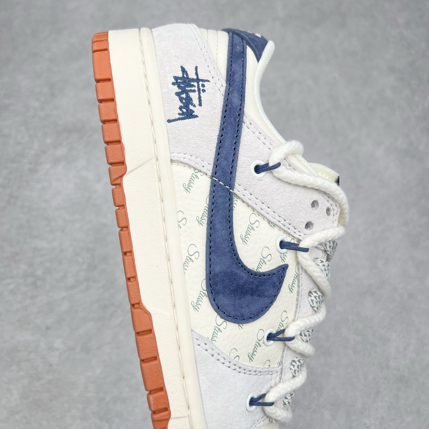 图片[6]-NK Dunk Low 定制配色 XS6089-530 大厂出品 极力推荐 原装头层材料 独家版型蒸餾加工帶來的是更好的视觉和脚感体验大厂纯原品质出货 清洁度 电绣工艺 皮料切割干净无任何毛边 细节完美 实拍调校N版已经零色差零失真 百分百还原实物色彩所见即所得 不存在货不对板色差等低级问题 选购参考实物拍摄 不混卖不参货 只用心做好货严格选品 承诺混一赔十 尺码：36 36.5 37.5 38 38.5 39 40 40.5 41 42 42.5 43 44 44.5 45-选品中心