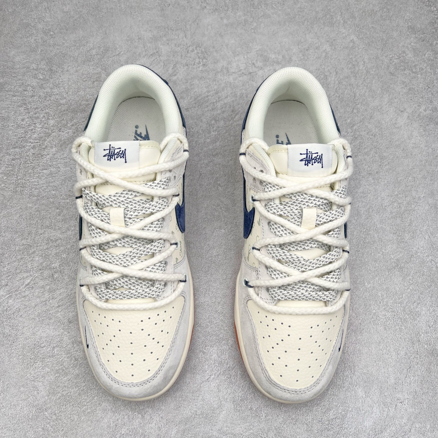 图片[2]-NK Dunk Low 定制配色 XS6089-530 大厂出品 极力推荐 原装头层材料 独家版型蒸餾加工帶來的是更好的视觉和脚感体验大厂纯原品质出货 清洁度 电绣工艺 皮料切割干净无任何毛边 细节完美 实拍调校N版已经零色差零失真 百分百还原实物色彩所见即所得 不存在货不对板色差等低级问题 选购参考实物拍摄 不混卖不参货 只用心做好货严格选品 承诺混一赔十 尺码：36 36.5 37.5 38 38.5 39 40 40.5 41 42 42.5 43 44 44.5 45-选品中心