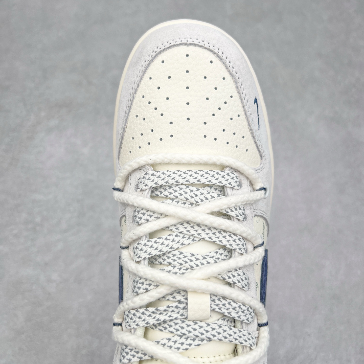 图片[4]-NK Dunk Low 定制配色 XS6089-530 大厂出品 极力推荐 原装头层材料 独家版型蒸餾加工帶來的是更好的视觉和脚感体验大厂纯原品质出货 清洁度 电绣工艺 皮料切割干净无任何毛边 细节完美 实拍调校N版已经零色差零失真 百分百还原实物色彩所见即所得 不存在货不对板色差等低级问题 选购参考实物拍摄 不混卖不参货 只用心做好货严格选品 承诺混一赔十 尺码：36 36.5 37.5 38 38.5 39 40 40.5 41 42 42.5 43 44 44.5 45-选品中心