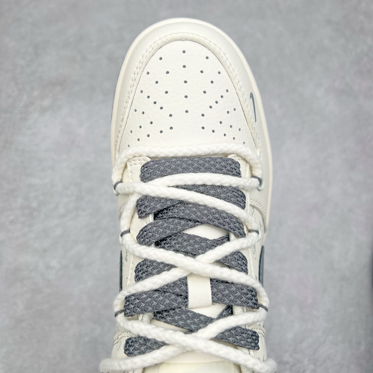 图片[4]-NK Dunk Low 定制配色 SJ2068-275 大厂出品 极力推荐 原装头层材料 独家版型蒸餾加工帶來的是更好的视觉和脚感体验大厂纯原品质出货 清洁度 电绣工艺 皮料切割干净无任何毛边 细节完美 实拍调校N版已经零色差零失真 百分百还原实物色彩所见即所得 不存在货不对板色差等低级问题 选购参考实物拍摄 不混卖不参货 只用心做好货严格选品 承诺混一赔十 尺码：36 36.5 37.5 38 38.5 39 40 40.5 41 42 42.5 43 44 44.5 45-选品中心