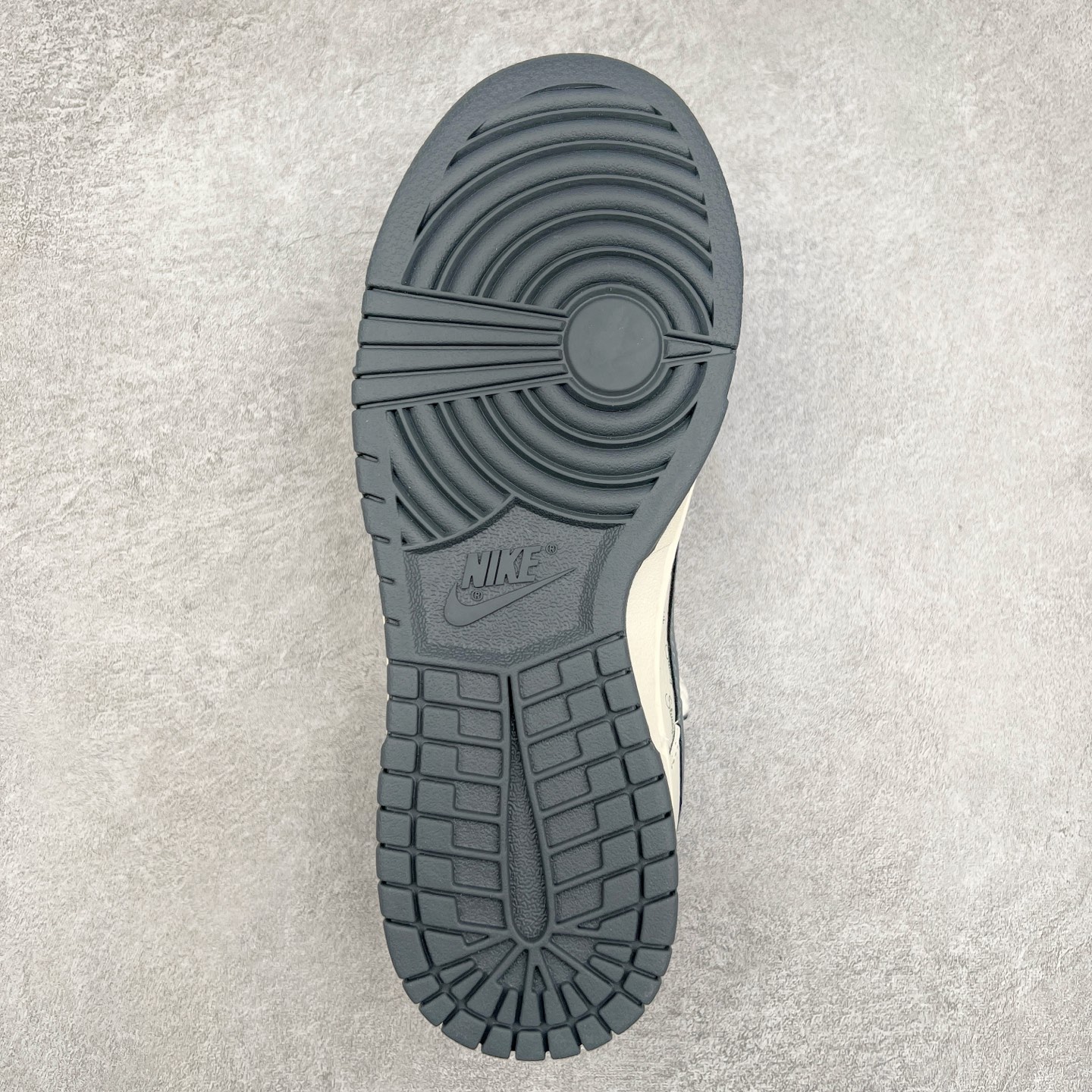 图片[9]-NK Dunk Low 定制配色 SJ2068-275 大厂出品 极力推荐 原装头层材料 独家版型蒸餾加工帶來的是更好的视觉和脚感体验大厂纯原品质出货 清洁度 电绣工艺 皮料切割干净无任何毛边 细节完美 实拍调校N版已经零色差零失真 百分百还原实物色彩所见即所得 不存在货不对板色差等低级问题 选购参考实物拍摄 不混卖不参货 只用心做好货严格选品 承诺混一赔十 尺码：36 36.5 37.5 38 38.5 39 40 40.5 41 42 42.5 43 44 44.5 45-选品中心