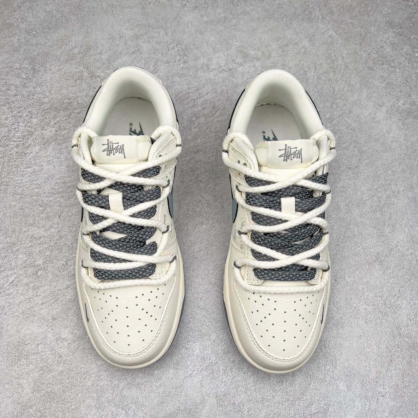 图片[2]-NK Dunk Low 定制配色 SJ2068-275 大厂出品 极力推荐 原装头层材料 独家版型蒸餾加工帶來的是更好的视觉和脚感体验大厂纯原品质出货 清洁度 电绣工艺 皮料切割干净无任何毛边 细节完美 实拍调校N版已经零色差零失真 百分百还原实物色彩所见即所得 不存在货不对板色差等低级问题 选购参考实物拍摄 不混卖不参货 只用心做好货严格选品 承诺混一赔十 尺码：36 36.5 37.5 38 38.5 39 40 40.5 41 42 42.5 43 44 44.5 45-选品中心