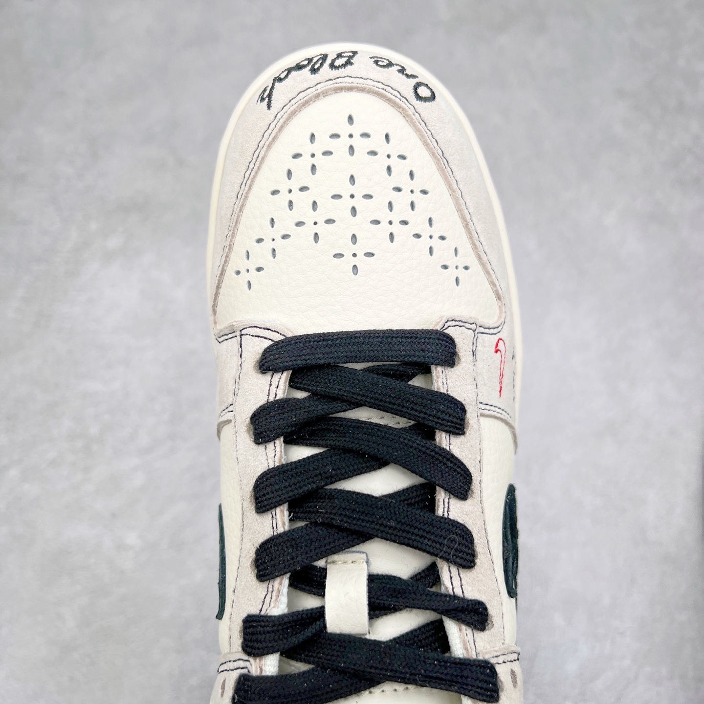 图片[4]-NK Dunk Low 定制配色 MM1088-031 大厂出品 极力推荐 原装头层材料 独家版型蒸餾加工帶來的是更好的视觉和脚感体验大厂纯原品质出货 清洁度 电绣工艺 皮料切割干净无任何毛边 细节完美 实拍调校N版已经零色差零失真 百分百还原实物色彩所见即所得 不存在货不对板色差等低级问题 选购参考实物拍摄 不混卖不参货 只用心做好货严格选品 承诺混一赔十 尺码：36 36.5 37.5 38 38.5 39 40 40.5 41 42 42.5 43 44 44.5 45-选品中心