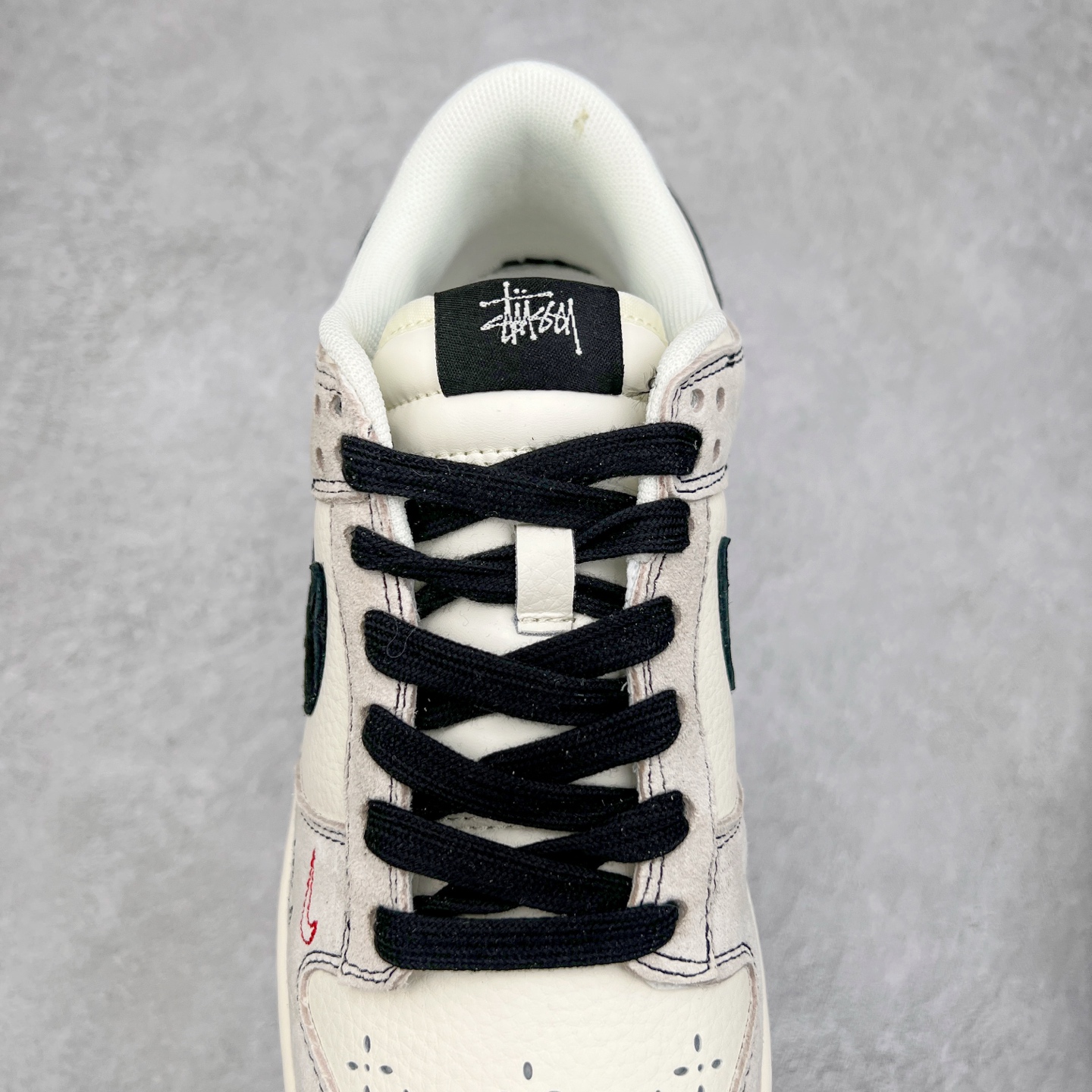 图片[5]-NK Dunk Low 定制配色 MM1088-031 大厂出品 极力推荐 原装头层材料 独家版型蒸餾加工帶來的是更好的视觉和脚感体验大厂纯原品质出货 清洁度 电绣工艺 皮料切割干净无任何毛边 细节完美 实拍调校N版已经零色差零失真 百分百还原实物色彩所见即所得 不存在货不对板色差等低级问题 选购参考实物拍摄 不混卖不参货 只用心做好货严格选品 承诺混一赔十 尺码：36 36.5 37.5 38 38.5 39 40 40.5 41 42 42.5 43 44 44.5 45-选品中心