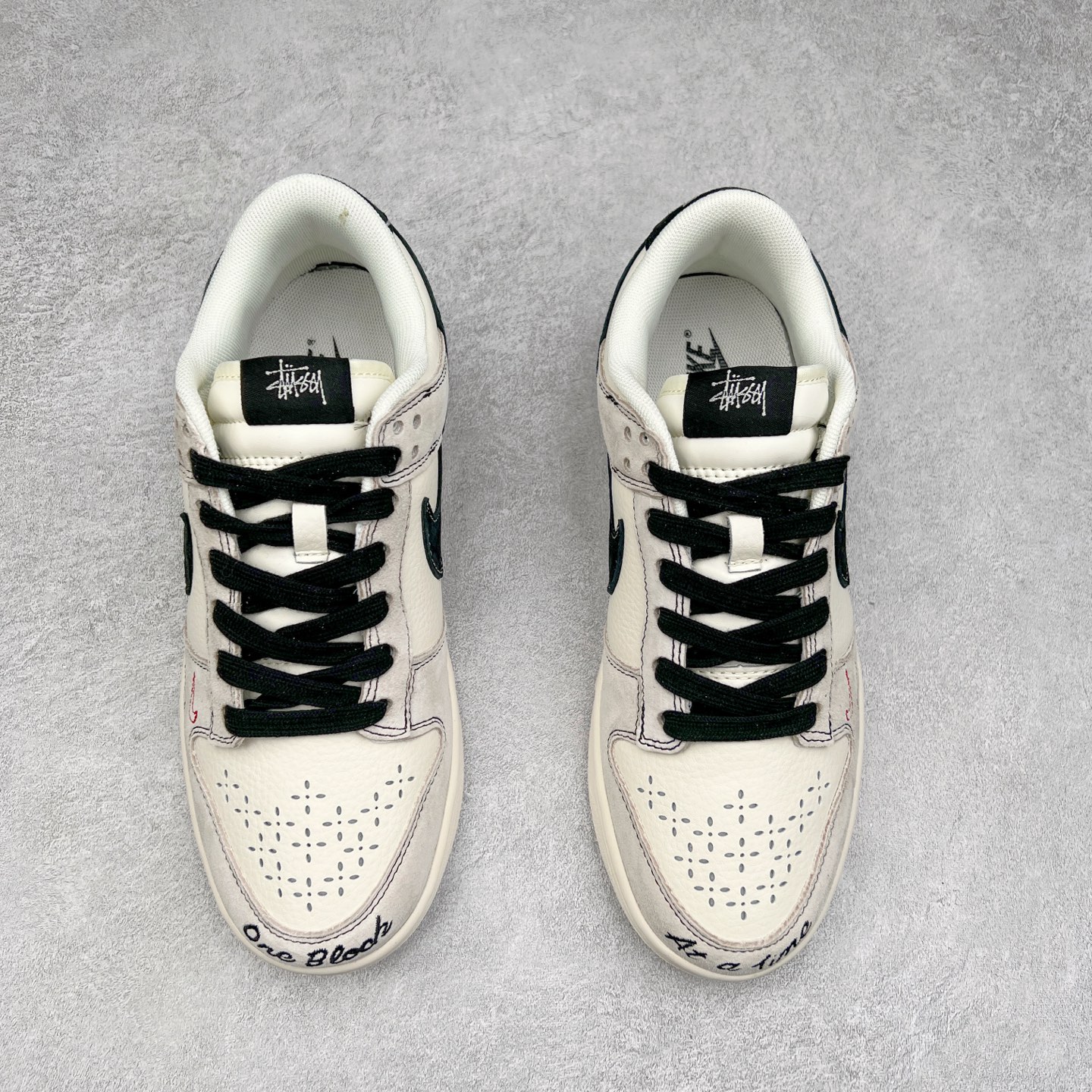 图片[2]-NK Dunk Low 定制配色 MM1088-031 大厂出品 极力推荐 原装头层材料 独家版型蒸餾加工帶來的是更好的视觉和脚感体验大厂纯原品质出货 清洁度 电绣工艺 皮料切割干净无任何毛边 细节完美 实拍调校N版已经零色差零失真 百分百还原实物色彩所见即所得 不存在货不对板色差等低级问题 选购参考实物拍摄 不混卖不参货 只用心做好货严格选品 承诺混一赔十 尺码：36 36.5 37.5 38 38.5 39 40 40.5 41 42 42.5 43 44 44.5 45-选品中心