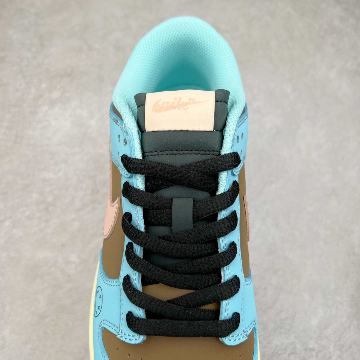 图片[5]-NK Dunk Low 定制配色 MU0232-366 大厂出品 极力推荐 原装头层材料 独家版型蒸餾加工帶來的是更好的视觉和脚感体验大厂纯原品质出货 清洁度 电绣工艺 皮料切割干净无任何毛边 细节完美 实拍调校N版已经零色差零失真 百分百还原实物色彩所见即所得 不存在货不对板色差等低级问题 选购参考实物拍摄 不混卖不参货 只用心做好货严格选品 承诺混一赔十 尺码：36 36.5 37.5 38 38.5 39 40 40.5 41 42 42.5 43 44 44.5 45-选品中心