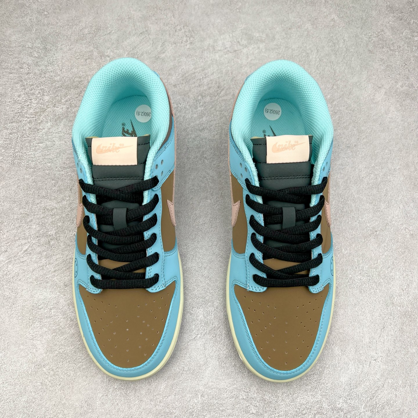图片[2]-NK Dunk Low 定制配色 MU0232-366 大厂出品 极力推荐 原装头层材料 独家版型蒸餾加工帶來的是更好的视觉和脚感体验大厂纯原品质出货 清洁度 电绣工艺 皮料切割干净无任何毛边 细节完美 实拍调校N版已经零色差零失真 百分百还原实物色彩所见即所得 不存在货不对板色差等低级问题 选购参考实物拍摄 不混卖不参货 只用心做好货严格选品 承诺混一赔十 尺码：36 36.5 37.5 38 38.5 39 40 40.5 41 42 42.5 43 44 44.5 45-选品中心
