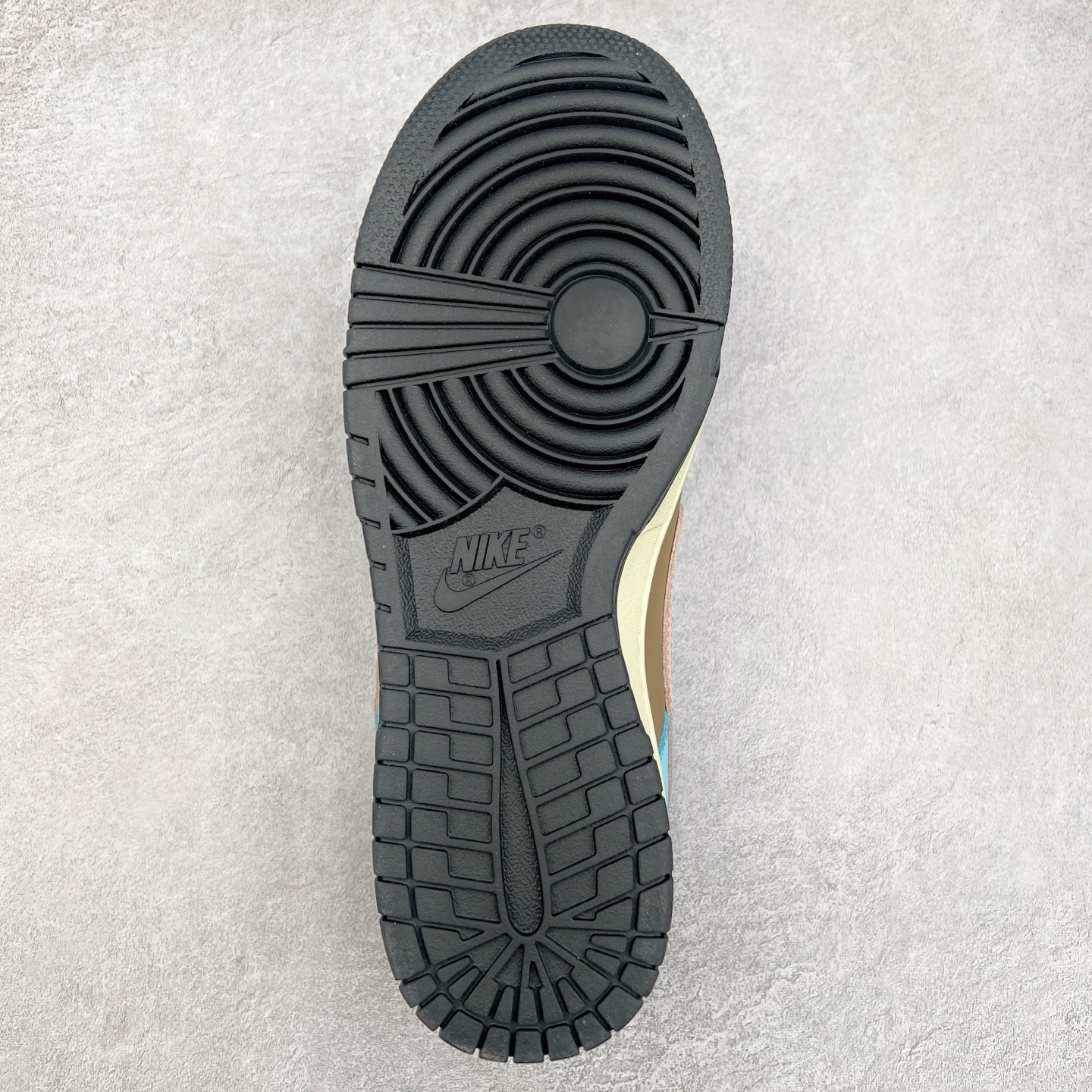 图片[9]-NK Dunk Low 定制配色 MU0232-366 大厂出品 极力推荐 原装头层材料 独家版型蒸餾加工帶來的是更好的视觉和脚感体验大厂纯原品质出货 清洁度 电绣工艺 皮料切割干净无任何毛边 细节完美 实拍调校N版已经零色差零失真 百分百还原实物色彩所见即所得 不存在货不对板色差等低级问题 选购参考实物拍摄 不混卖不参货 只用心做好货严格选品 承诺混一赔十 尺码：36 36.5 37.5 38 38.5 39 40 40.5 41 42 42.5 43 44 44.5 45-选品中心