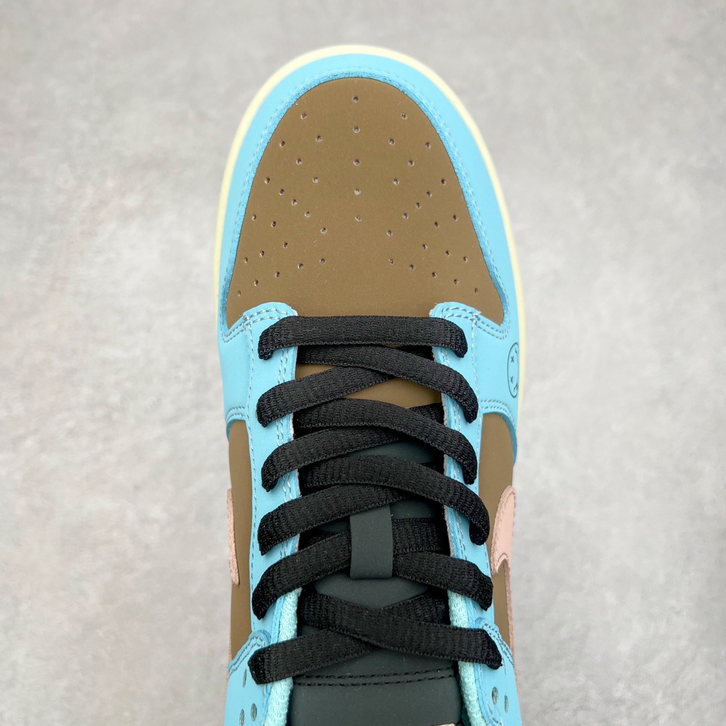 图片[4]-NK Dunk Low 定制配色 MU0232-366 大厂出品 极力推荐 原装头层材料 独家版型蒸餾加工帶來的是更好的视觉和脚感体验大厂纯原品质出货 清洁度 电绣工艺 皮料切割干净无任何毛边 细节完美 实拍调校N版已经零色差零失真 百分百还原实物色彩所见即所得 不存在货不对板色差等低级问题 选购参考实物拍摄 不混卖不参货 只用心做好货严格选品 承诺混一赔十 尺码：36 36.5 37.5 38 38.5 39 40 40.5 41 42 42.5 43 44 44.5 45-选品中心