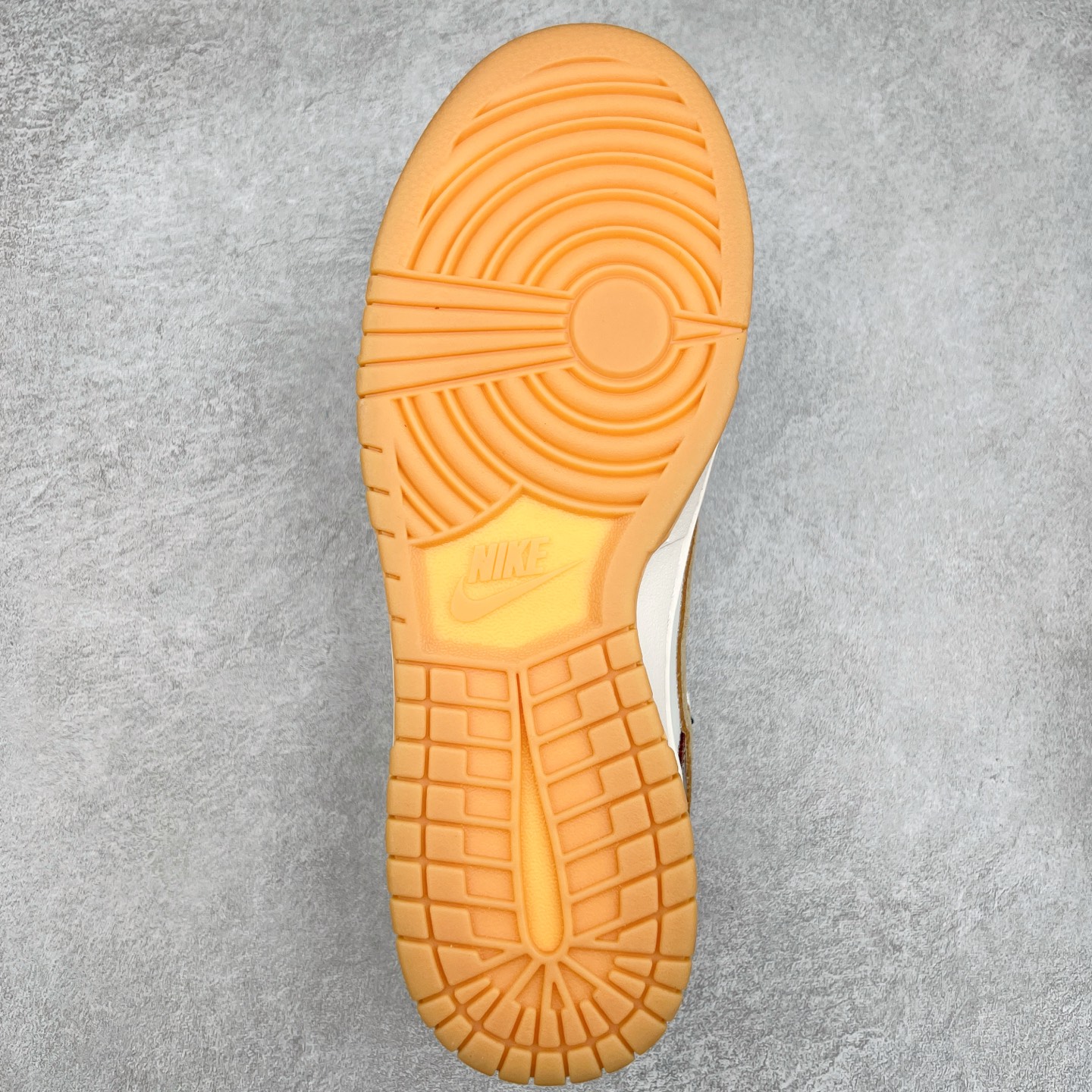 图片[9]-NK Dunk Low 定制配色 YX5066-290 大厂出品 极力推荐 原装头层材料 独家版型蒸餾加工帶來的是更好的视觉和脚感体验大厂纯原品质出货 清洁度 电绣工艺 皮料切割干净无任何毛边 细节完美 实拍调校N版已经零色差零失真 百分百还原实物色彩所见即所得 不存在货不对板色差等低级问题 选购参考实物拍摄 不混卖不参货 只用心做好货严格选品 承诺混一赔十 尺码：36 36.5 37.5 38 38.5 39 40 40.5 41 42 42.5 43 44 44.5 45-选品中心