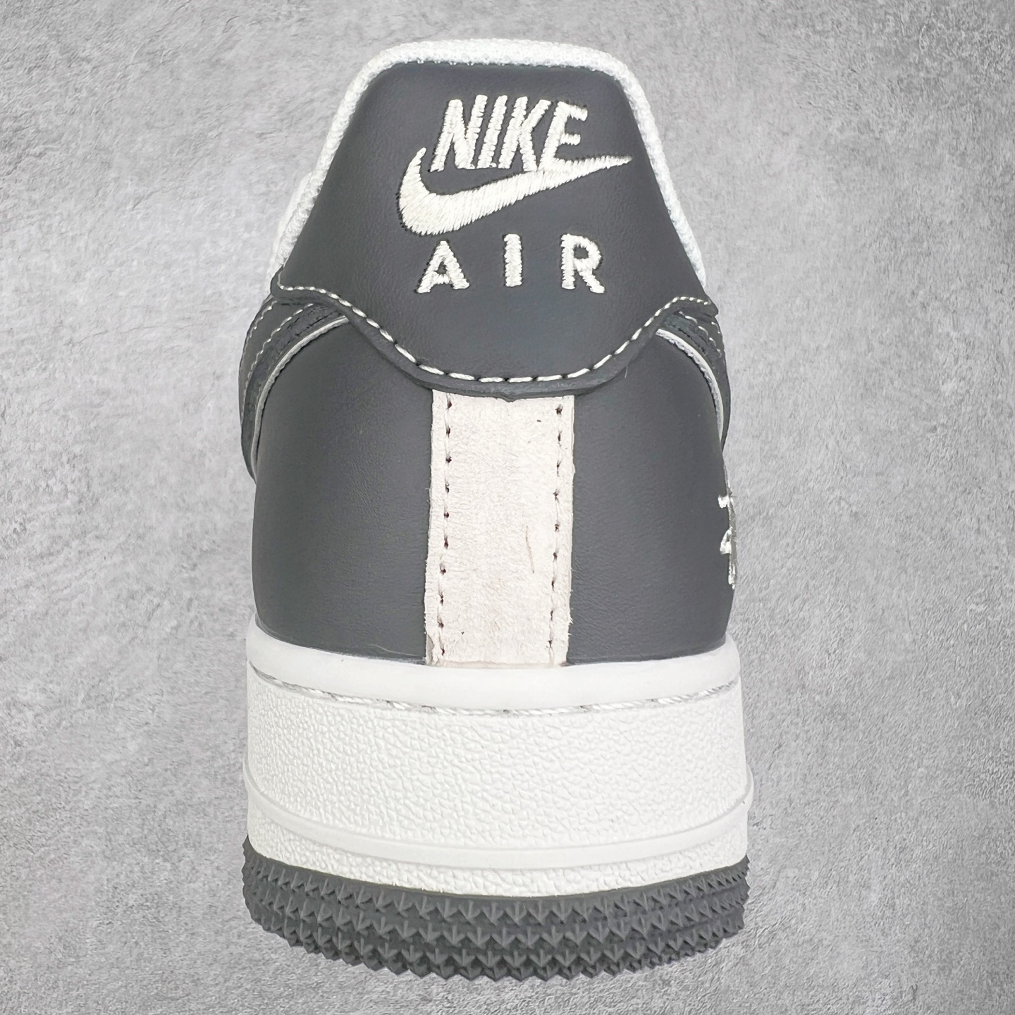 图片[8]-NK Air Force 1´07 Low 空军一号低帮百搭休闲运动板鞋 XZ6188-229 柔软、弹性十足的缓震性能和出色的中底设计 横跨复古与现代的外型结合 造就出风靡全球 三十多年的Force 1 直到今天还深受青睐 实拍调校N版已经零色差零失真 百分百还原实物色彩所见即所得 不存在货不对板色差等低级问题 选购参考实物拍摄 不混卖不参货 只用心做好货严格选品 承诺混一赔十 尺码：36 36.5 37.5 38 38.5 39 40 40.5 41 42 42.5 43 44 44.5 45-选品中心