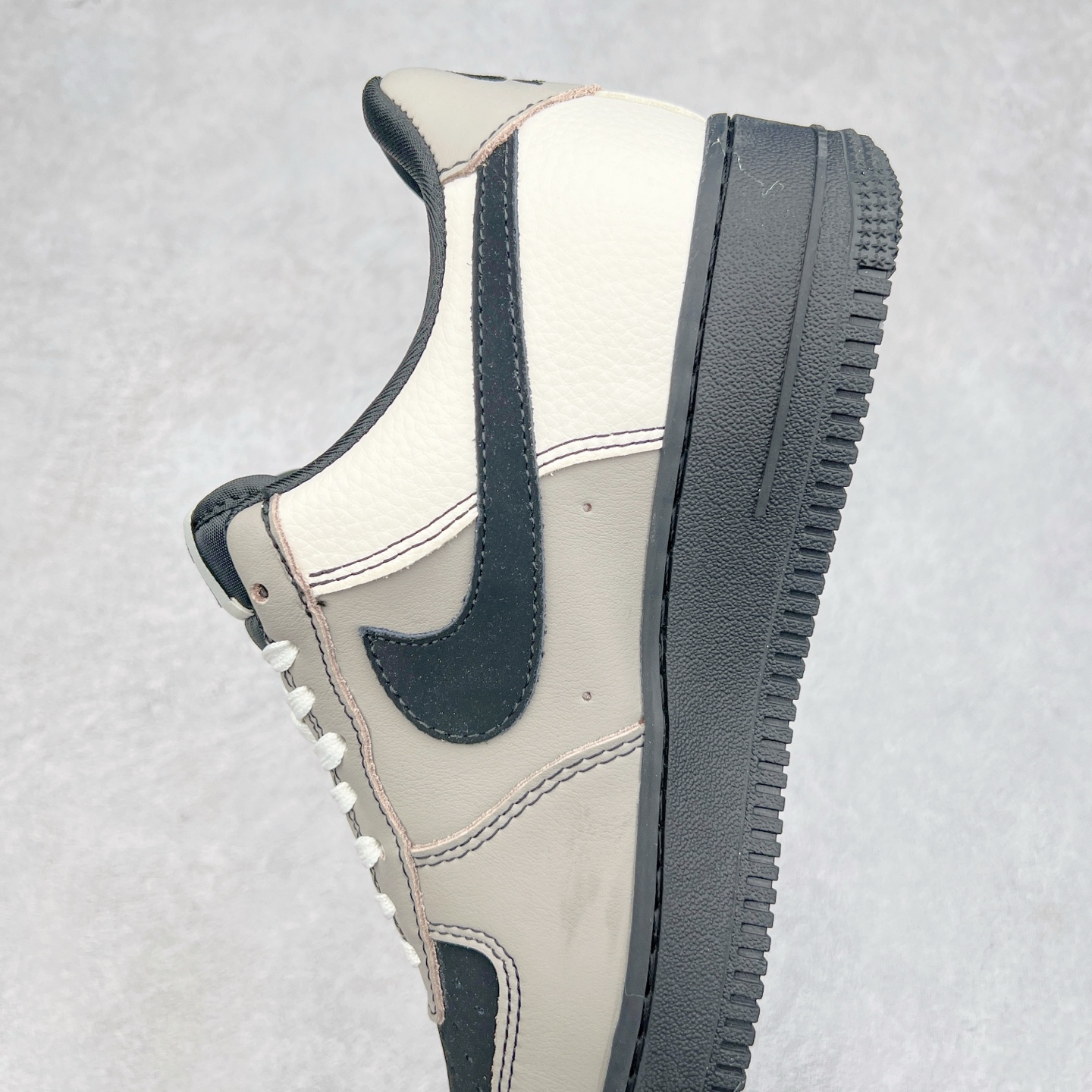 图片[7]-NK Air Force 1´07 Low 空军一号低帮百搭休闲运动板鞋 KK1988-064 柔软、弹性十足的缓震性能和出色的中底设计 横跨复古与现代的外型结合 造就出风靡全球 三十多年的Force 1 直到今天还深受青睐 实拍调校N版已经零色差零失真 百分百还原实物色彩所见即所得 不存在货不对板色差等低级问题 选购参考实物拍摄 不混卖不参货 只用心做好货严格选品 承诺混一赔十 尺码：36 36.5 37.5 38 38.5 39 40 40.5 41 42 42.5 43 44 44.5 45-选品中心