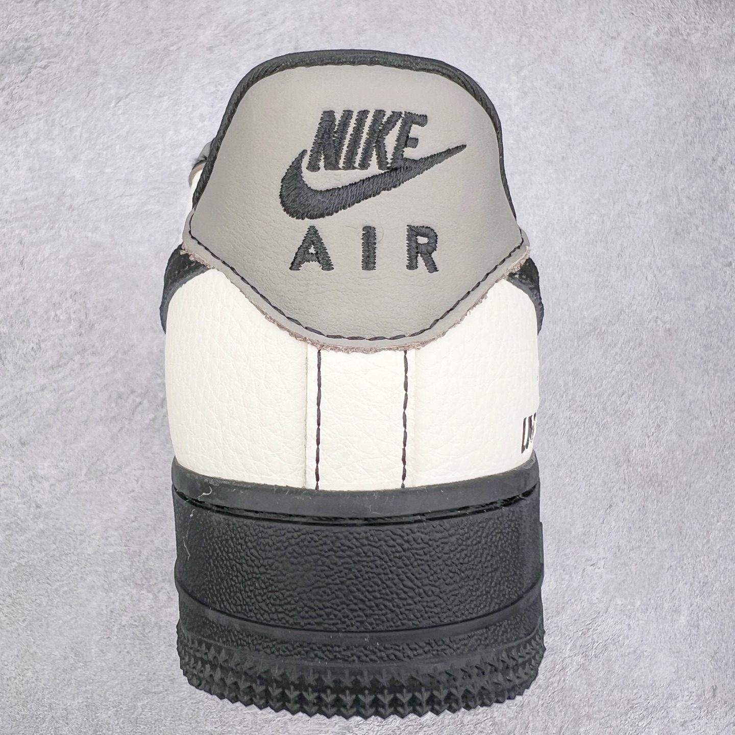 图片[8]-NK Air Force 1´07 Low 空军一号低帮百搭休闲运动板鞋 KK1988-064 柔软、弹性十足的缓震性能和出色的中底设计 横跨复古与现代的外型结合 造就出风靡全球 三十多年的Force 1 直到今天还深受青睐 实拍调校N版已经零色差零失真 百分百还原实物色彩所见即所得 不存在货不对板色差等低级问题 选购参考实物拍摄 不混卖不参货 只用心做好货严格选品 承诺混一赔十 尺码：36 36.5 37.5 38 38.5 39 40 40.5 41 42 42.5 43 44 44.5 45-选品中心