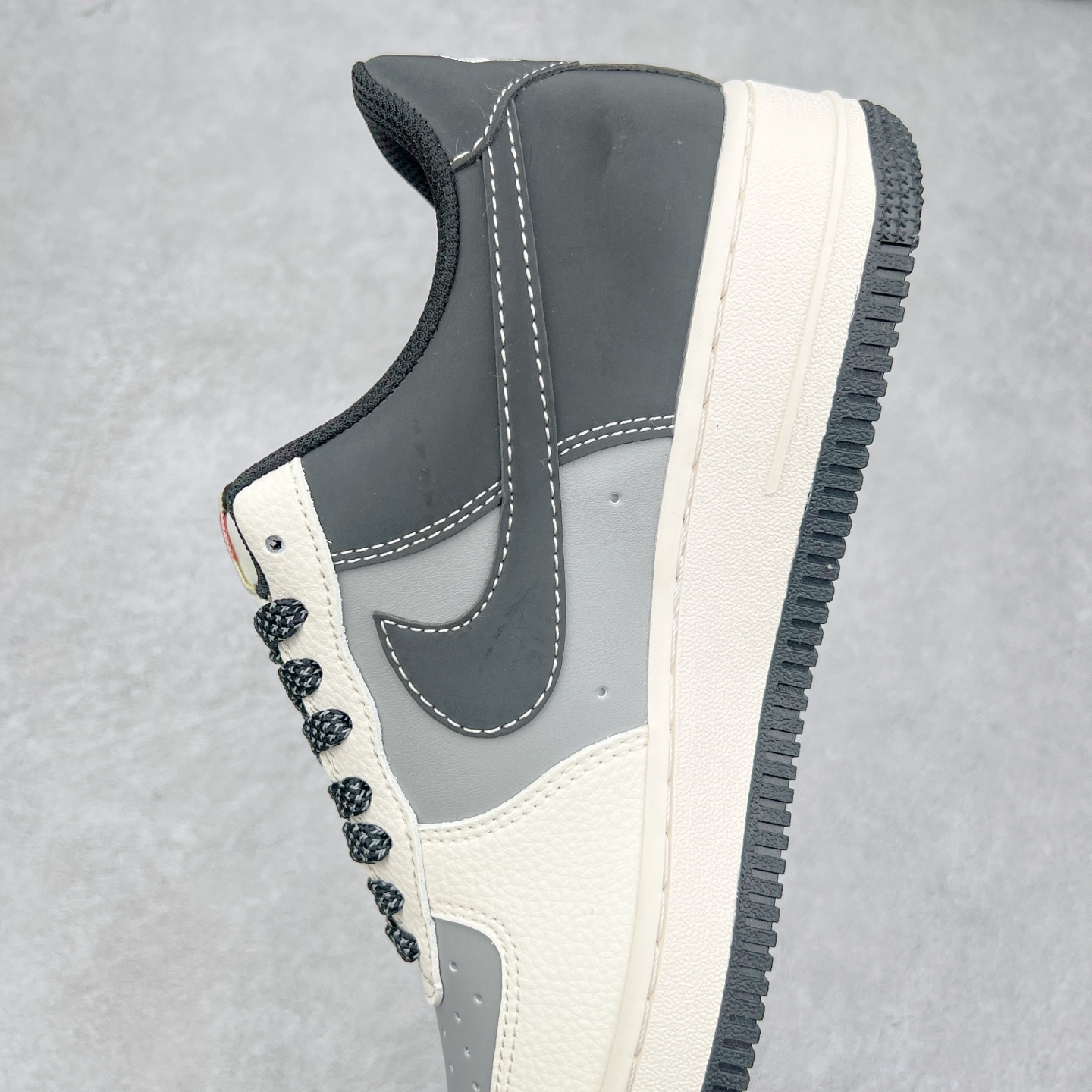 图片[7]-NK Air Force 1´07 Low 空军一号低帮百搭休闲运动板鞋 HH7518-055 柔软、弹性十足的缓震性能和出色的中底设计 横跨复古与现代的外型结合 造就出风靡全球 三十多年的Force 1 直到今天还深受青睐 实拍调校N版已经零色差零失真 百分百还原实物色彩所见即所得 不存在货不对板色差等低级问题 选购参考实物拍摄 不混卖不参货 只用心做好货严格选品 承诺混一赔十 尺码：36 36.5 37.5 38 38.5 39 40 40.5 41 42 42.5 43 44 44.5 45-选品中心