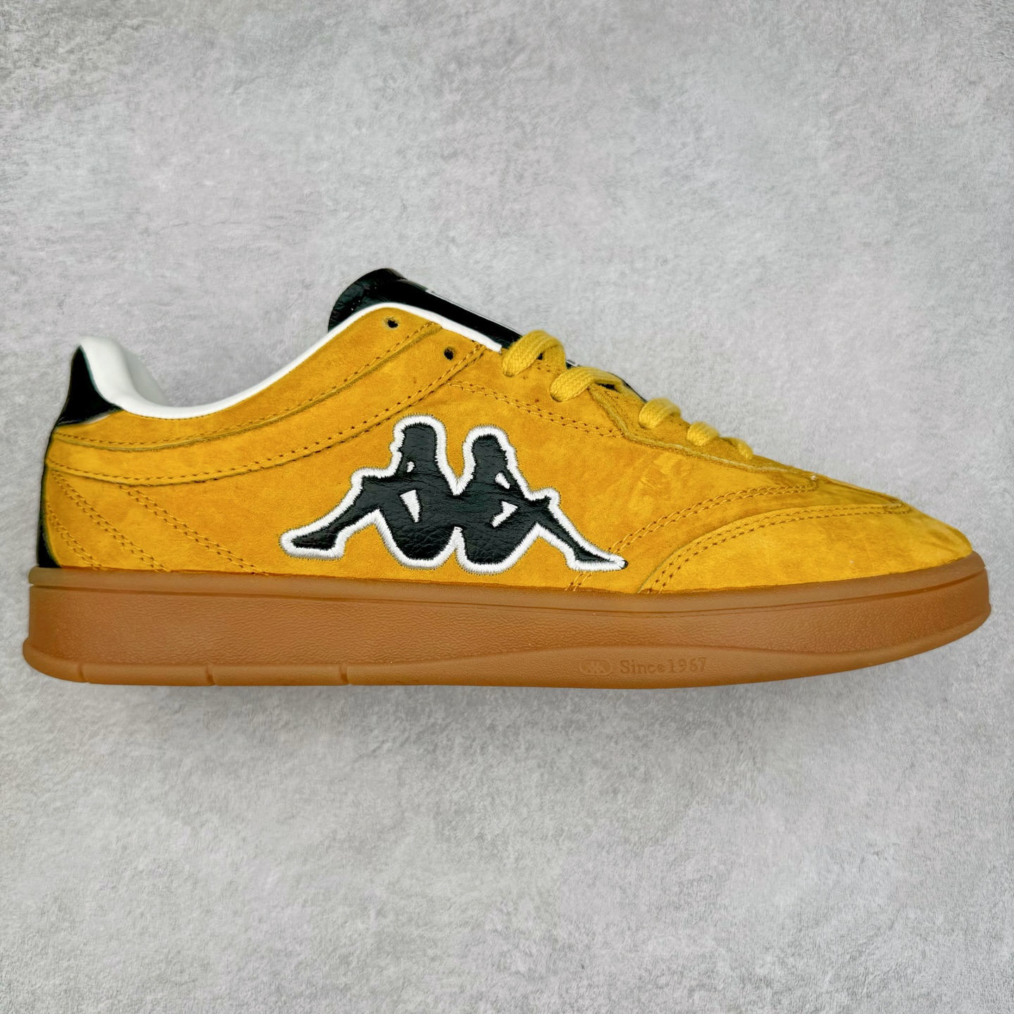 Kappa 1967 Low Sneaker 卡帕系列低帮百搭厚底休闲运动板鞋 原楦原纸版开发版型 采用硬质牛剖革鞋面材质 外置增高耐磨橡胶大底 实拍调校N版已经零色差零失真 百分百还原实物色彩所见即所得 不存在货不对板色差等低级问题 选购参考实物拍摄 不混卖不参货 只用心做好货严格选品 承诺混一赔十 尺码：36 36.5 37.5 38 38.5 39 40 40.5 41 42 42.5 43 44 44.5 45-选品中心