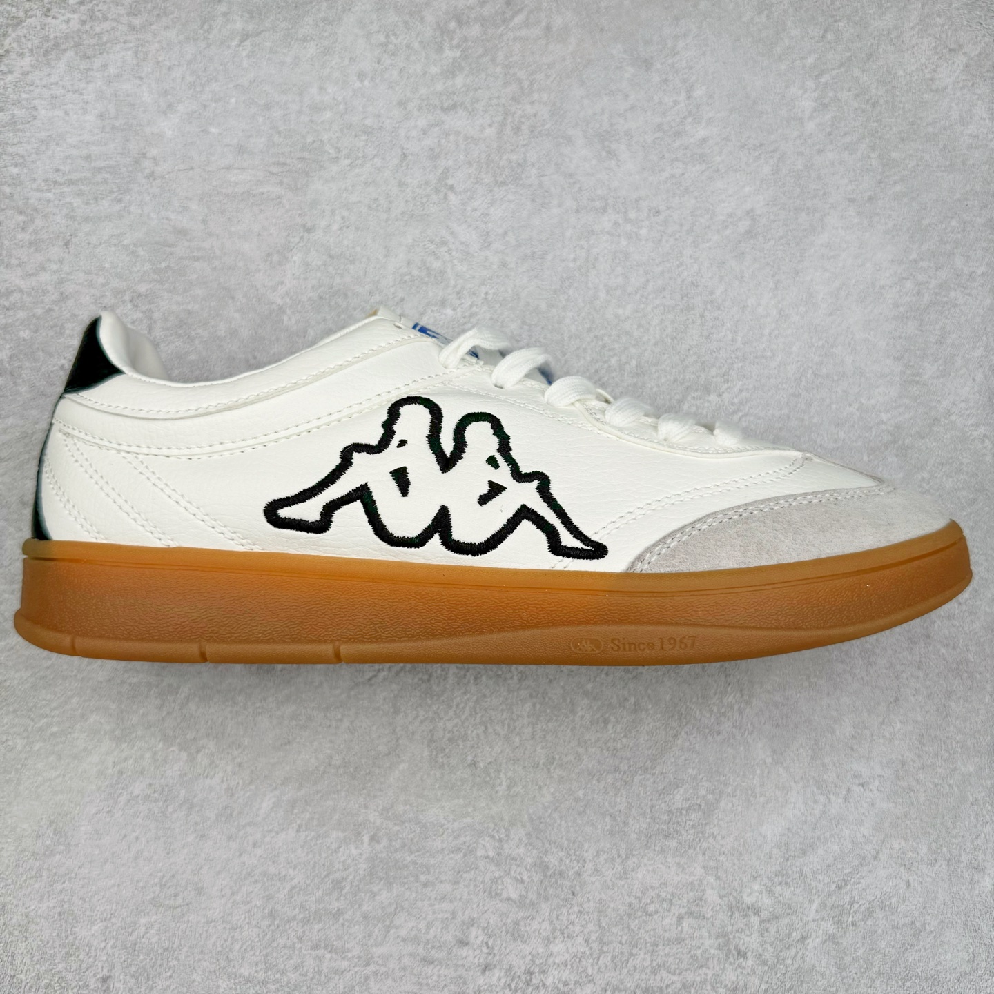 Kappa 1967 Low Sneaker 卡帕系列低帮百搭厚底休闲运动板鞋 原楦原纸版开发版型 采用硬质牛剖革鞋面材质 外置增高耐磨橡胶大底 实拍调校N版已经零色差零失真 百分百还原实物色彩所见即所得 不存在货不对板色差等低级问题 选购参考实物拍摄 不混卖不参货 只用心做好货严格选品 承诺混一赔十 尺码：36 36.5 37.5 38 38.5 39 40 40.5 41 42 42.5 43 44 44.5 45-选品中心