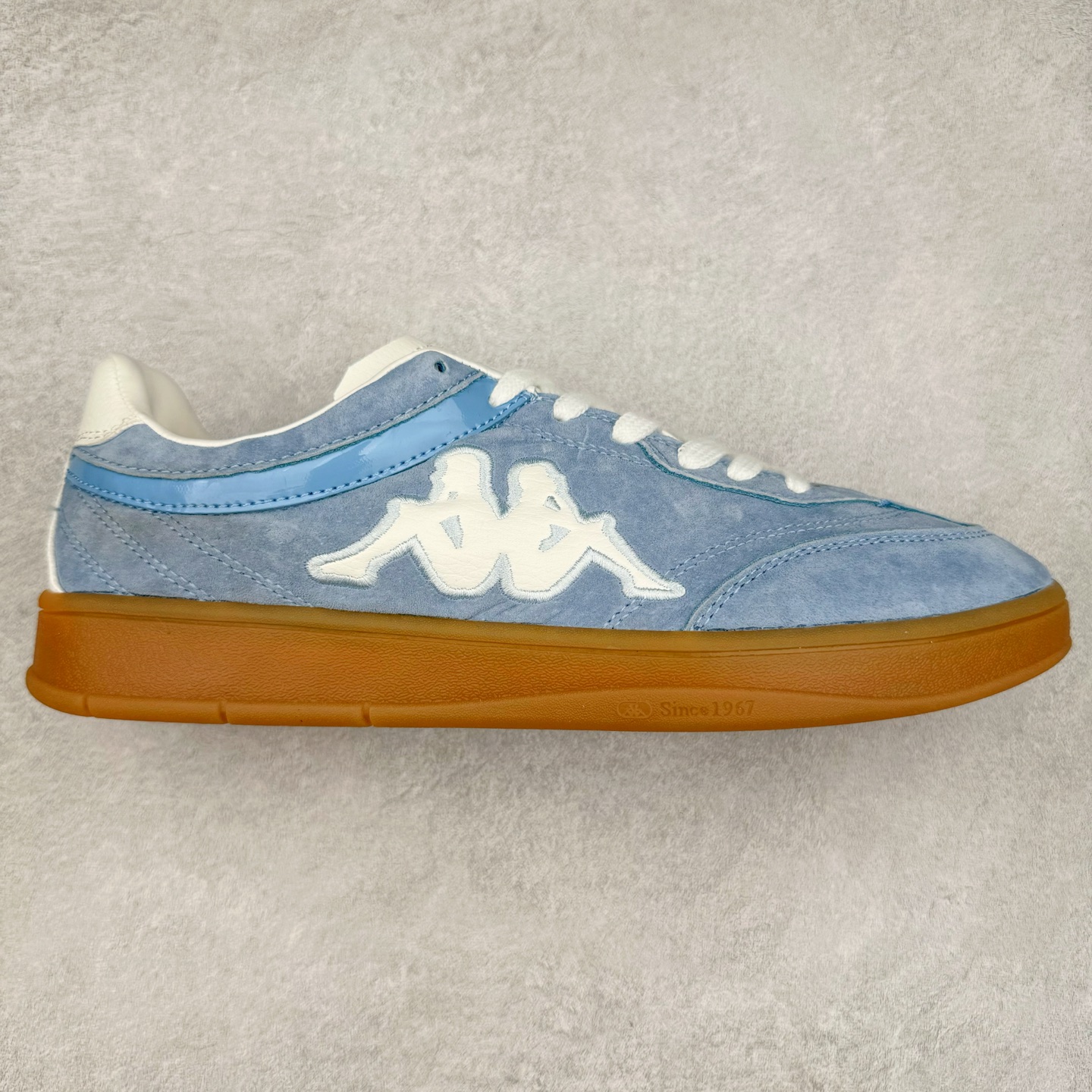 Kappa 1967 Low Sneaker 卡帕系列低帮百搭厚底休闲运动板鞋 原楦原纸版开发版型 采用硬质牛剖革鞋面材质 外置增高耐磨橡胶大底 实拍调校N版已经零色差零失真 百分百还原实物色彩所见即所得 不存在货不对板色差等低级问题 选购参考实物拍摄 不混卖不参货 只用心做好货严格选品 承诺混一赔十 尺码：36 36.5 37.5 38 38.5 39 40 40.5 41 42 42.5 43 44 44.5 45-选品中心