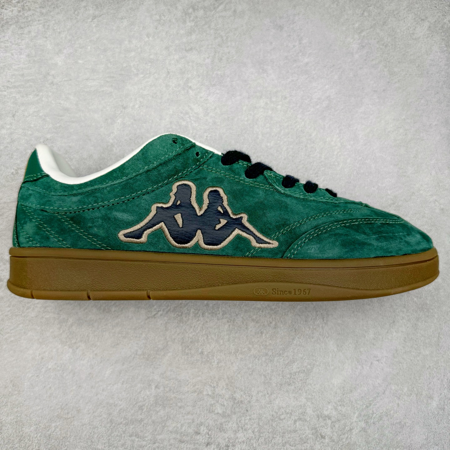 Kappa 1967 Low Sneaker 卡帕系列低帮百搭厚底休闲运动板鞋 原楦原纸版开发版型 采用硬质牛剖革鞋面材质 外置增高耐磨橡胶大底 实拍调校N版已经零色差零失真 百分百还原实物色彩所见即所得 不存在货不对板色差等低级问题 选购参考实物拍摄 不混卖不参货 只用心做好货严格选品 承诺混一赔十 尺码：36 36.5 37.5 38 38.5 39 40 40.5 41 42 42.5 43 44 44.5 45-选品中心