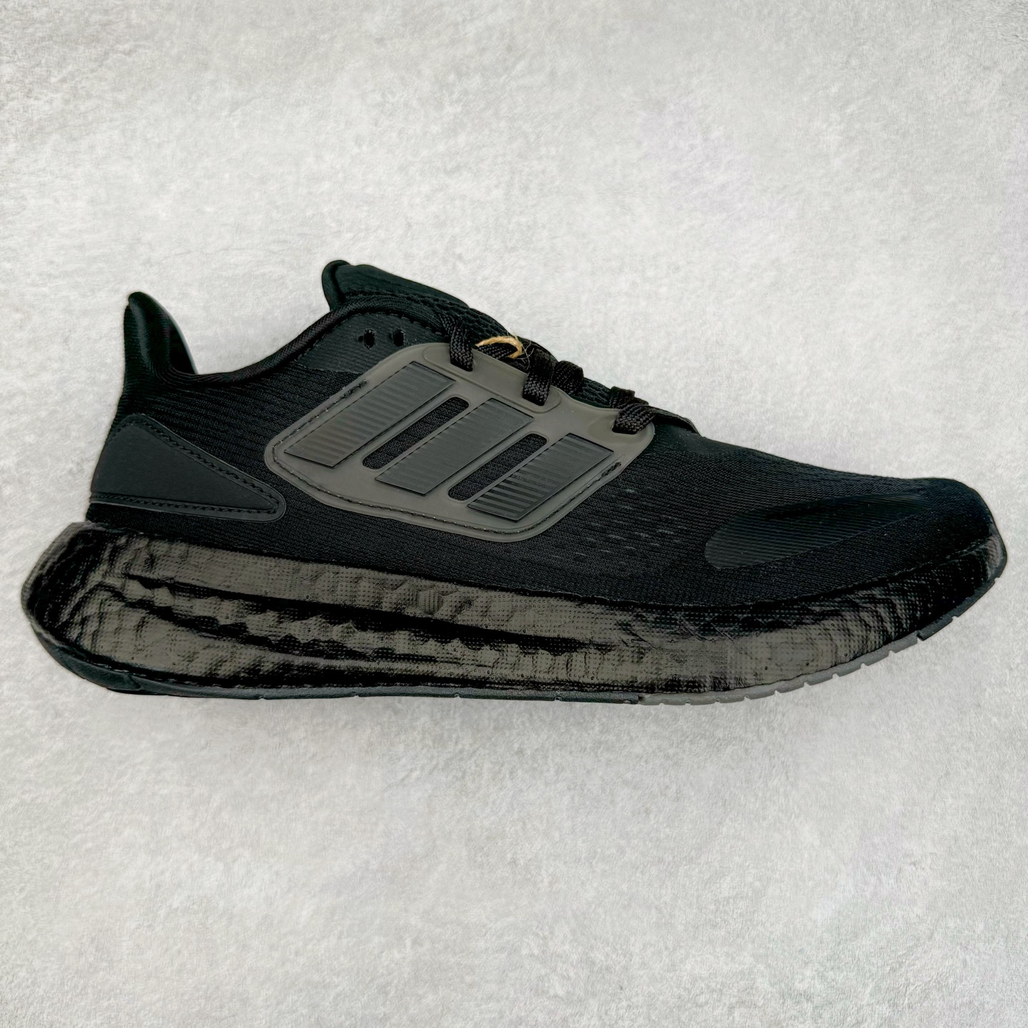 #福利特价 AD PureBoost PB22爆米花缓震跑步鞋 鞋面由可回收材料制成透气贴合 打造经典潮流风格 Boost中底提供良好缓冲性能 穿着舒适 橡胶外底搭配防滑鞋底底纹设计轻便舒适 防滑耐穿 尺码:36 36.5 37 38 38.5 39 40 40.5 41 42 42.5 43 44 44.5 45-选品中心