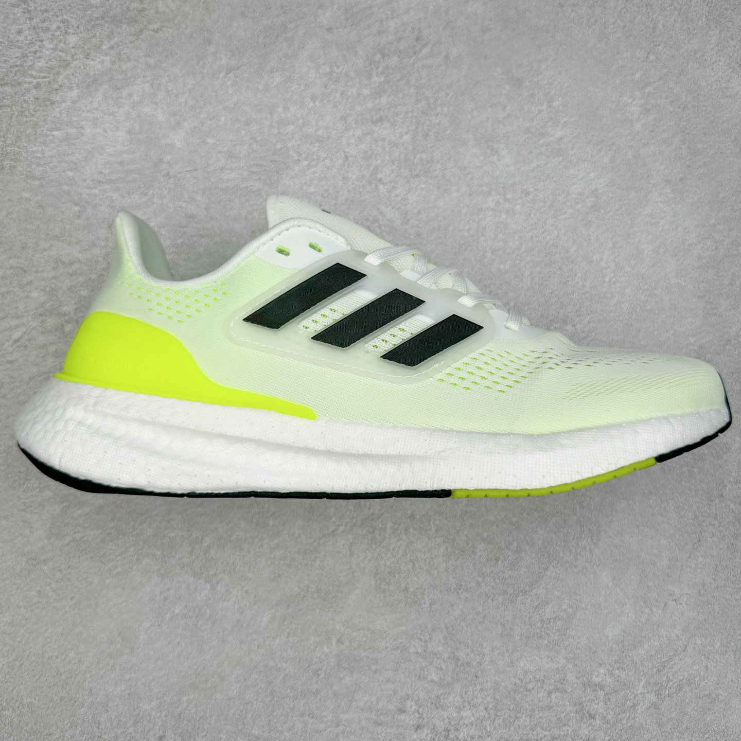 ＃福利特价 AD PureBoost PB22爆米花缓震跑步鞋 鞋面由可回收材料制成透气贴合 打造经典潮流风格 Boost中底提供良好缓冲性能 穿着舒适 橡胶外底搭配防滑鞋底底纹设计轻便舒适 防滑耐穿 尺码：36 36.5 37 38 38.5 39 40 40.5 41 42 42.5 43 44 44.5 45-选品中心