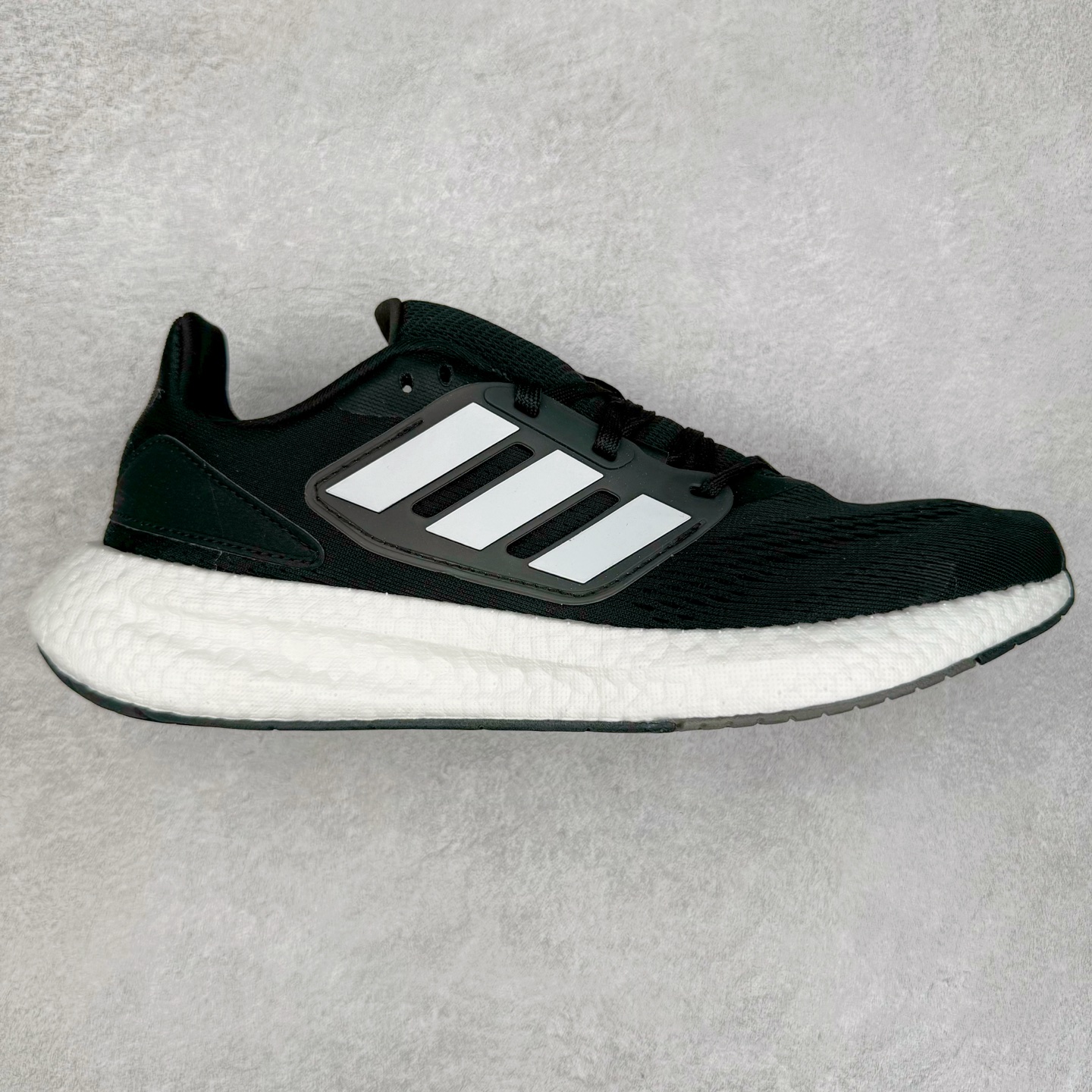 #福利特价 AD PureBoost PB22 爆米花缓震跑步鞋 鞋面由可回收材料制成透气贴合 打造经典潮流风格 Boost中底提供良好缓冲性能 穿着舒适 橡胶外底搭配防滑鞋底底纹设计轻便舒适 防滑耐穿 尺码:36 36.5 37 38 38.5 39 40 40.5 41 42 42.5 43 44 44.5 45-选品中心