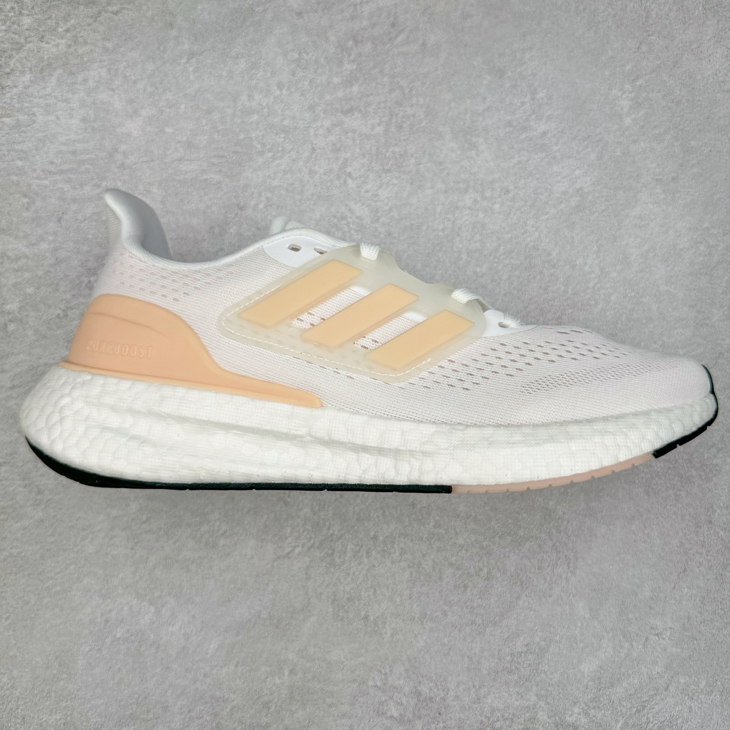 #福利特价 AD PureBoost PB22 爆米花缓震跑步鞋 鞋面由可回收材料制成透气贴合 打造经典潮流风格 Boost中底提供良好缓冲性能 穿着舒适 橡胶外底搭配防滑鞋底底纹设计轻便舒适 防滑耐穿 尺码:36 36.5 37 38 38.5 39 40 40.5 41 42 42.5 43 44 44.5 45-选品中心