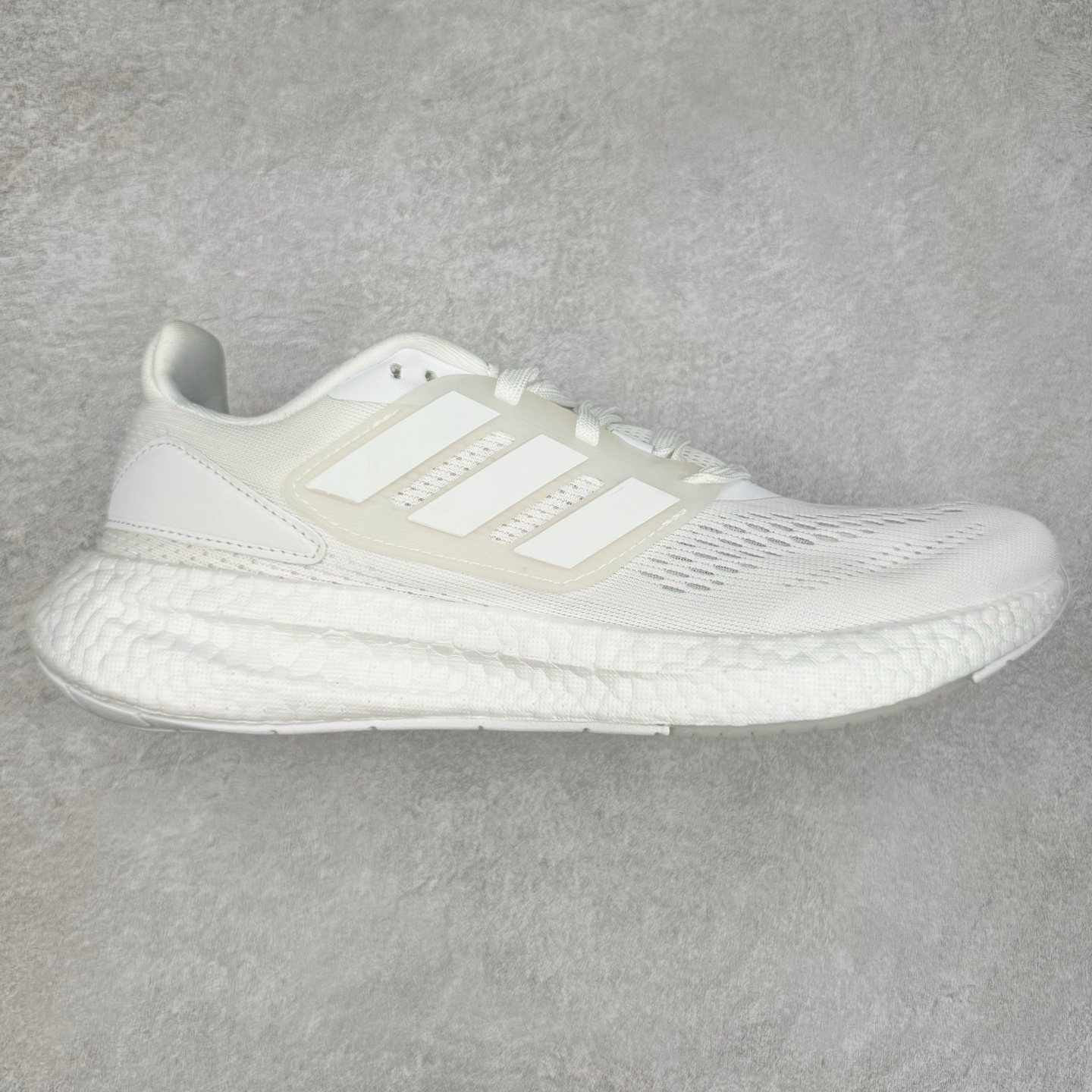 #福利特价 AD PureBoost PB22 爆米花缓震跑步鞋 鞋面由可回收材料制成透气贴合 打造经典潮流风格 Boost中底提供良好缓冲性能 穿着舒适 橡胶外底搭配防滑鞋底底纹设计轻便舒适 防滑耐穿 尺码:36 36.5 37 38 38.5 39 40 40.5 41 42 42.5 43 44 44.5 45-选品中心