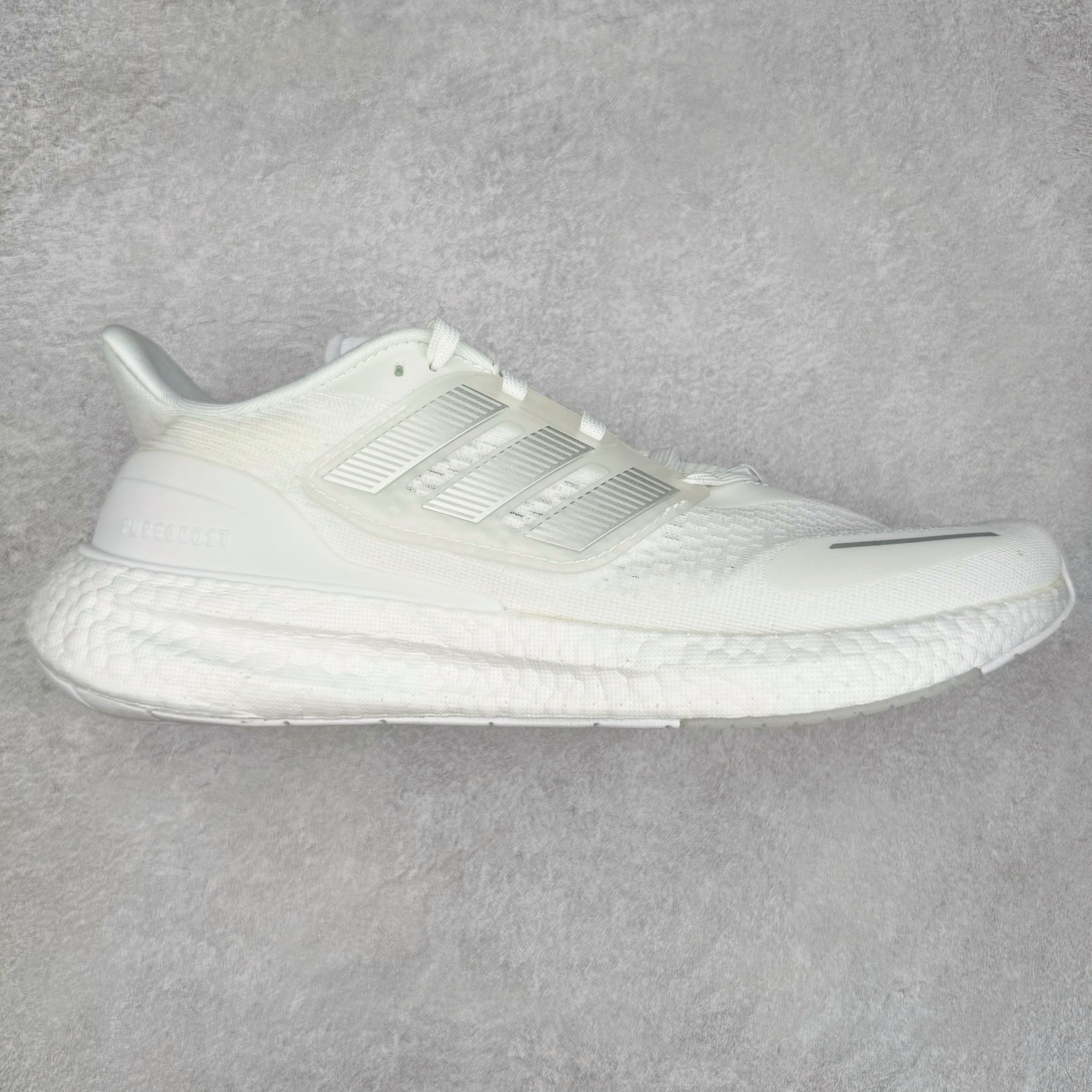 ＃福利特价 AD PureBoost PB22 爆米花缓震跑步鞋 鞋面由可回收材料制成透气贴合 打造经典潮流风格 Boost中底提供良好缓冲性能 穿着舒适 橡胶外底搭配防滑鞋底底纹设计轻便舒适 防滑耐穿 尺码：36 36.5 37 38 38.5 39 40 40.5 41 42 42.5 43 44 44.5 45-选品中心