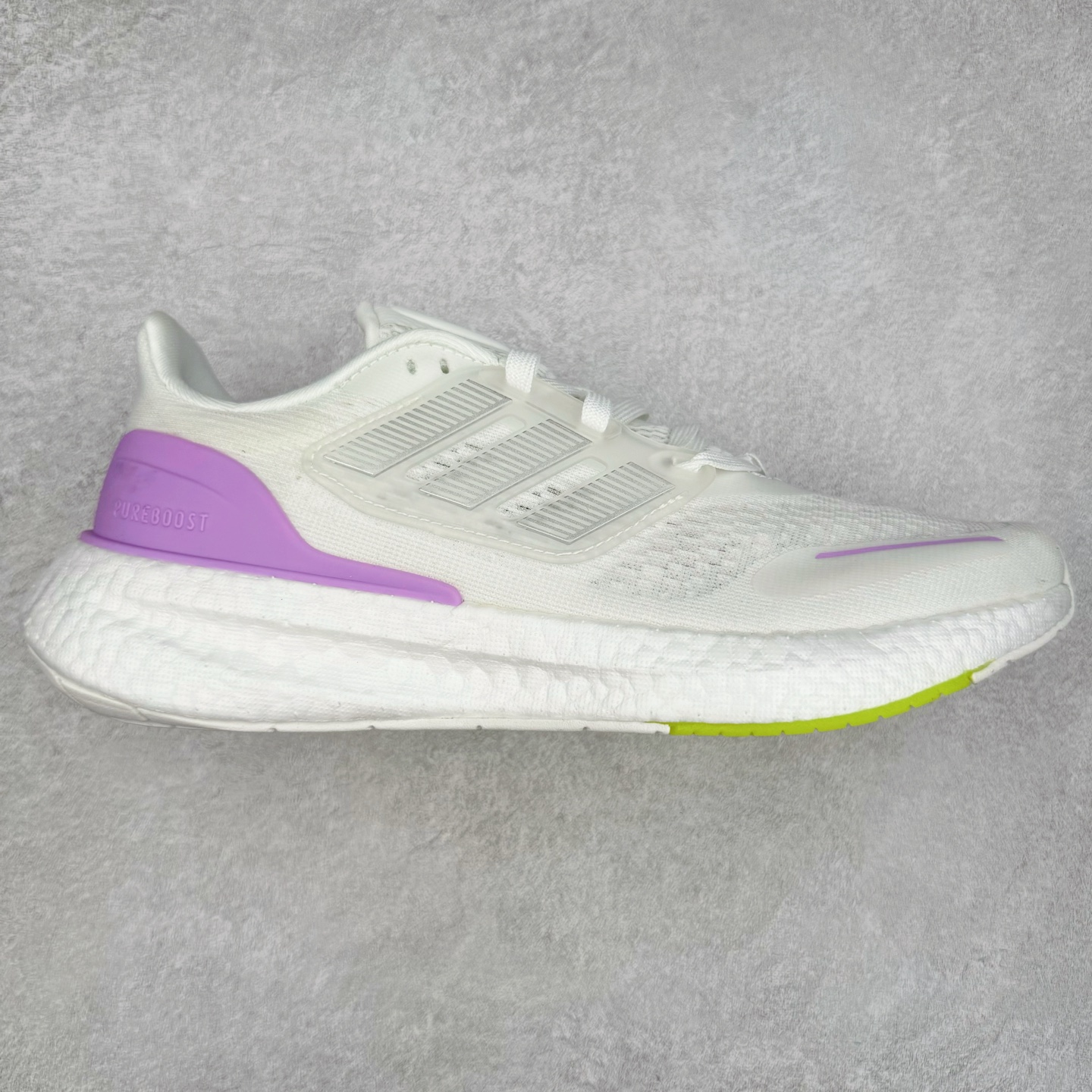 ＃福利特价 AD PureBoost PB22 爆米花缓震跑步鞋 鞋面由可回收材料制成透气贴合 打造经典潮流风格 Boost中底提供良好缓冲性能 穿着舒适 橡胶外底搭配防滑鞋底底纹设计轻便舒适 防滑耐穿 尺码：36 36.5 37 38 38.5 39 40 40.5 41 42 42.5 43 44 44.5 45-选品中心