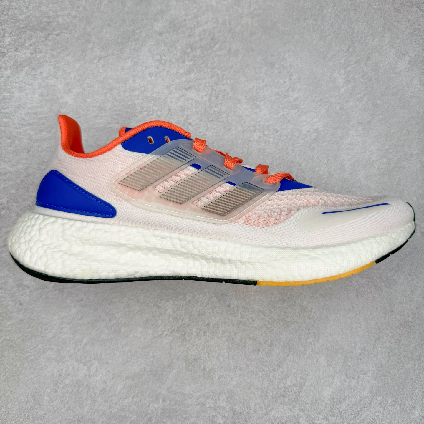 ＃福利特价 AD PureBoost PB22 爆米花缓震跑步鞋 鞋面由可回收材料制成透气贴合 打造经典潮流风格 Boost中底提供良好缓冲性能 穿着舒适 橡胶外底搭配防滑鞋底底纹设计轻便舒适 防滑耐穿 尺码：36 36.5 37 38 38.5 39 40 40.5 41 42 42.5 43 44 44.5 45-选品中心