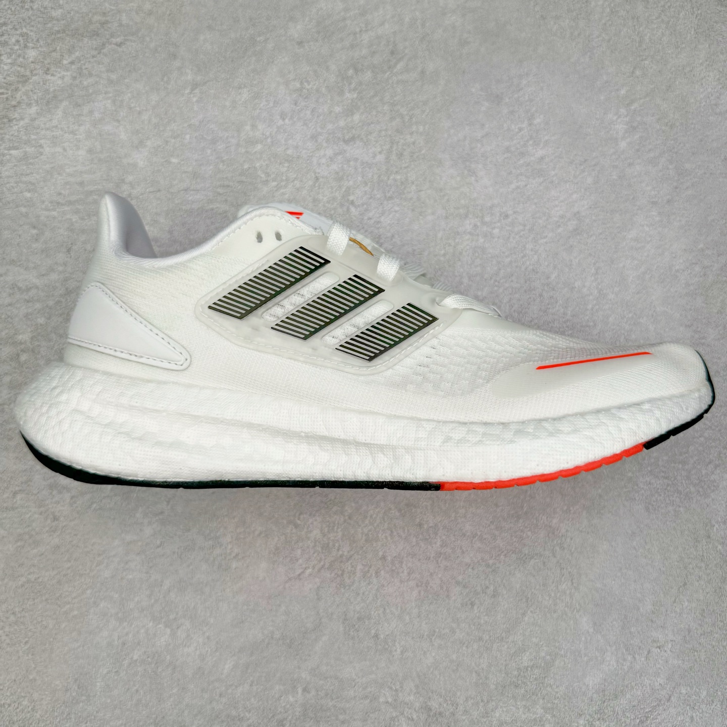 #福利特价 AD PureBoost PB22 爆米花缓震跑步鞋 鞋面由可回收材料制成透气贴合 打造经典潮流风格 Boost中底提供良好缓冲性能 穿着舒适 橡胶外底搭配防滑鞋底底纹设计轻便舒适 防滑耐穿 尺码:36 36.5 37 38 38.5 39 40 40.5 41 42 42.5 43 44 44.5 45-选品中心