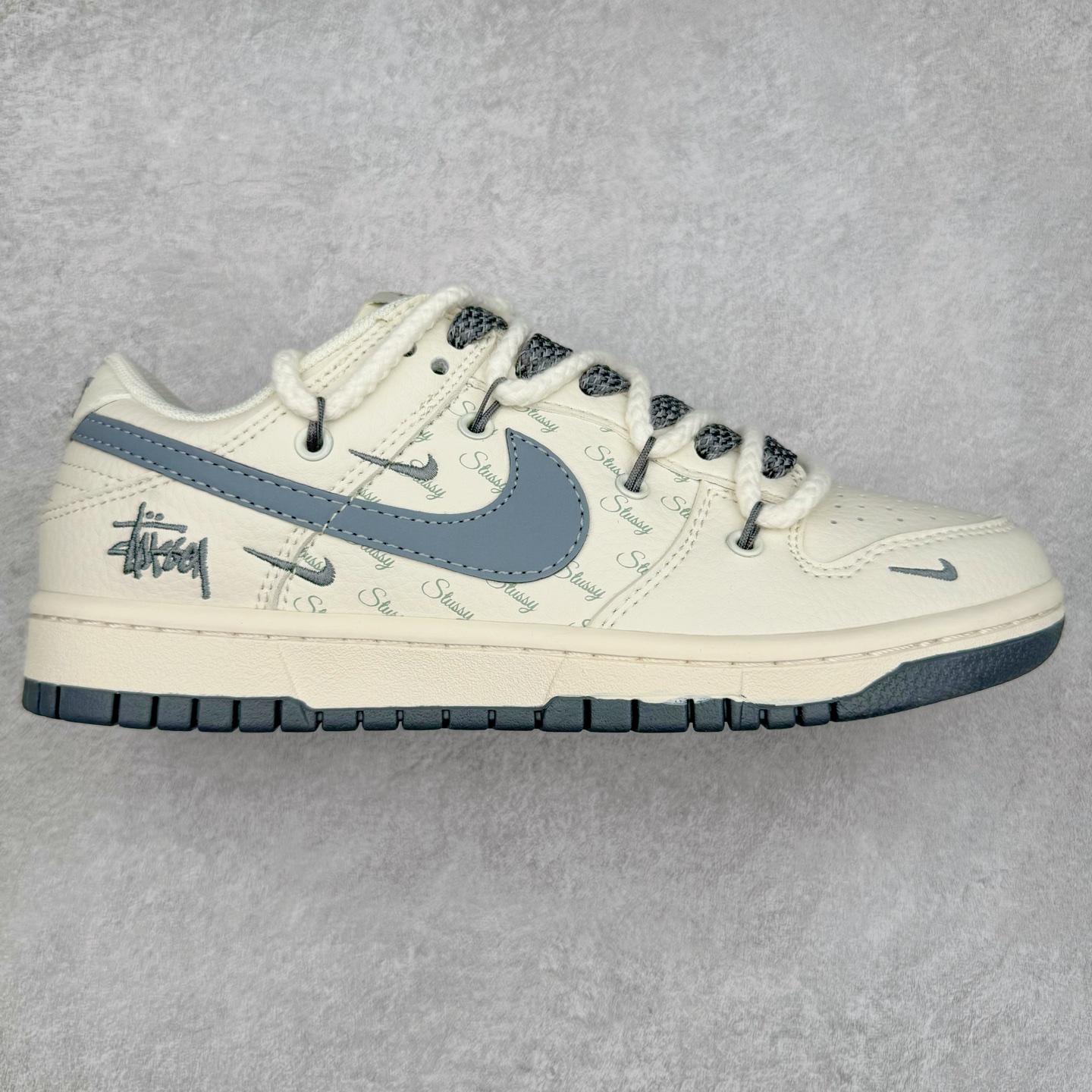 NK Dunk Low 定制配色 SJ2068-275 大厂出品 极力推荐 原装头层材料 独家版型蒸餾加工帶來的是更好的视觉和脚感体验大厂纯原品质出货 清洁度 电绣工艺 皮料切割干净无任何毛边 细节完美 实拍调校N版已经零色差零失真 百分百还原实物色彩所见即所得 不存在货不对板色差等低级问题 选购参考实物拍摄 不混卖不参货 只用心做好货严格选品 承诺混一赔十 尺码：36 36.5 37.5 38 38.5 39 40 40.5 41 42 42.5 43 44 44.5 45-选品中心