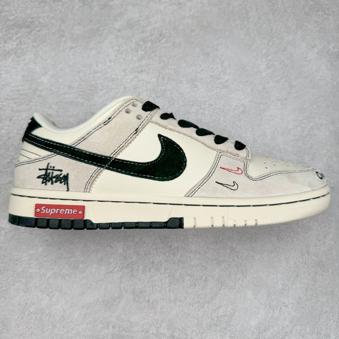 NK Dunk Low 定制配色 MM1088-031 大厂出品 极力推荐 原装头层材料 独家版型蒸餾加工帶來的是更好的视觉和脚感体验大厂纯原品质出货 清洁度 电绣工艺 皮料切割干净无任何毛边 细节完美 实拍调校N版已经零色差零失真 百分百还原实物色彩所见即所得 不存在货不对板色差等低级问题 选购参考实物拍摄 不混卖不参货 只用心做好货严格选品 承诺混一赔十 尺码：36 36.5 37.5 38 38.5 39 40 40.5 41 42 42.5 43 44 44.5 45-选品中心